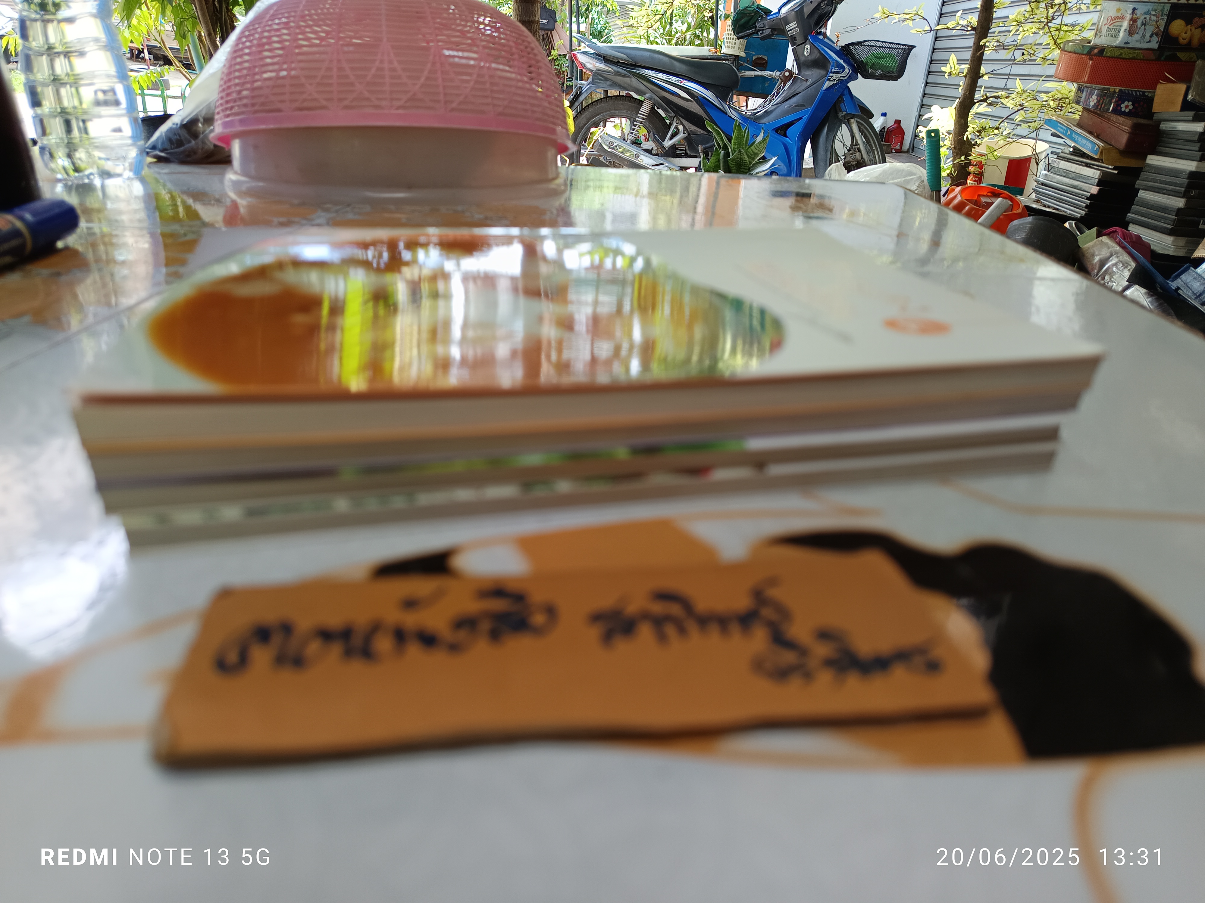 ข้าวแดง แกงร้อน (เล่ม 1-4) รวมเล่มจากคอลัมน์ 'ผู้เฒ่าเล่าสอน' นิตยสารรายปักษ์ 'ดิฉัน' มนตรี วิโรจน์เวชภัณฑ์ เขียน **สินค้าหมด**