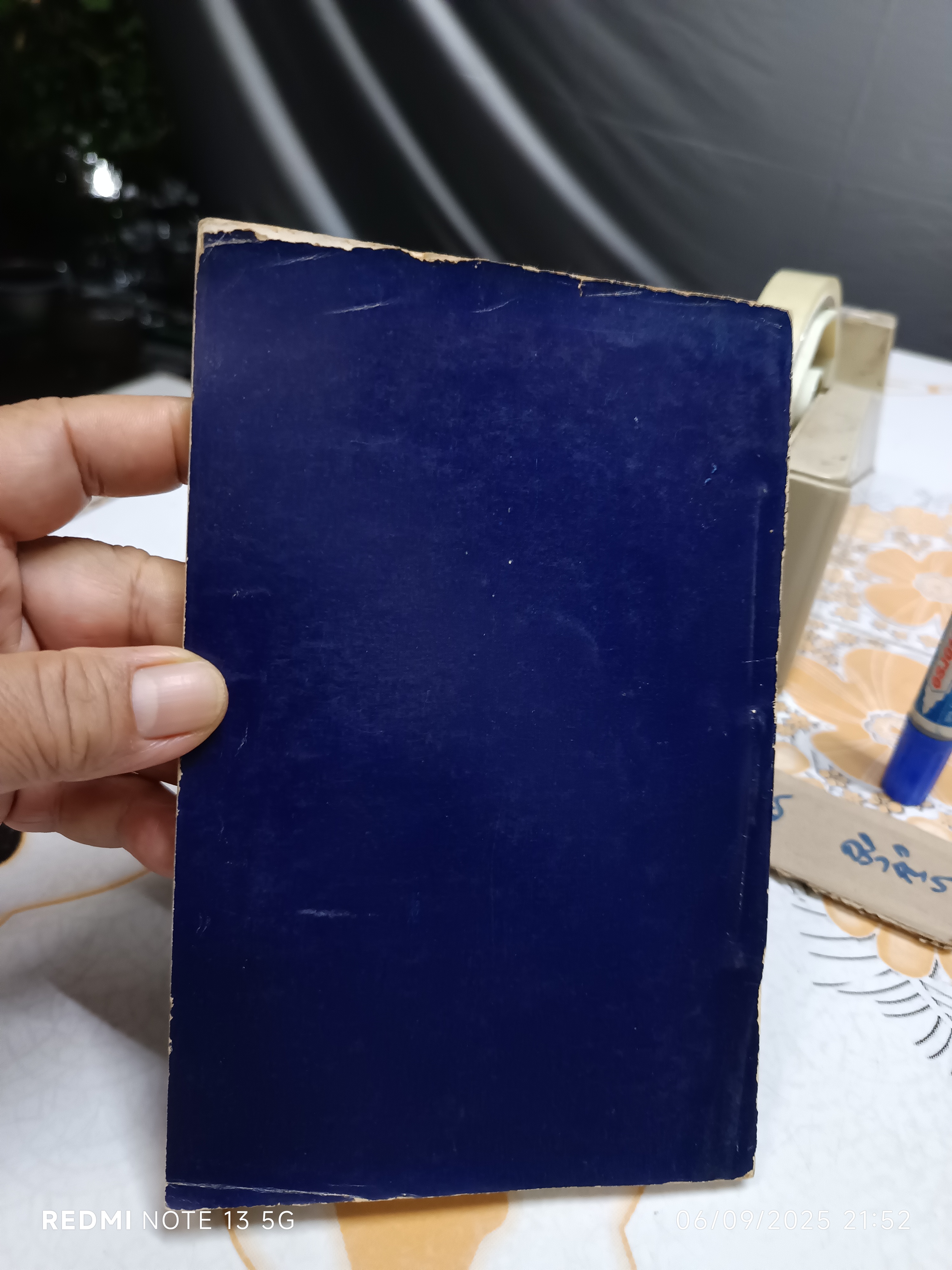 คู่มือการพับผ้าเช็ดมือ โรงเรียนจ่าพลาธิการ พ.ศ. 2499 ซึ่งเป็นคู่มือเกี่ยวกับการพับผ้าขนหนูหรือผ้าเช็ดมือ