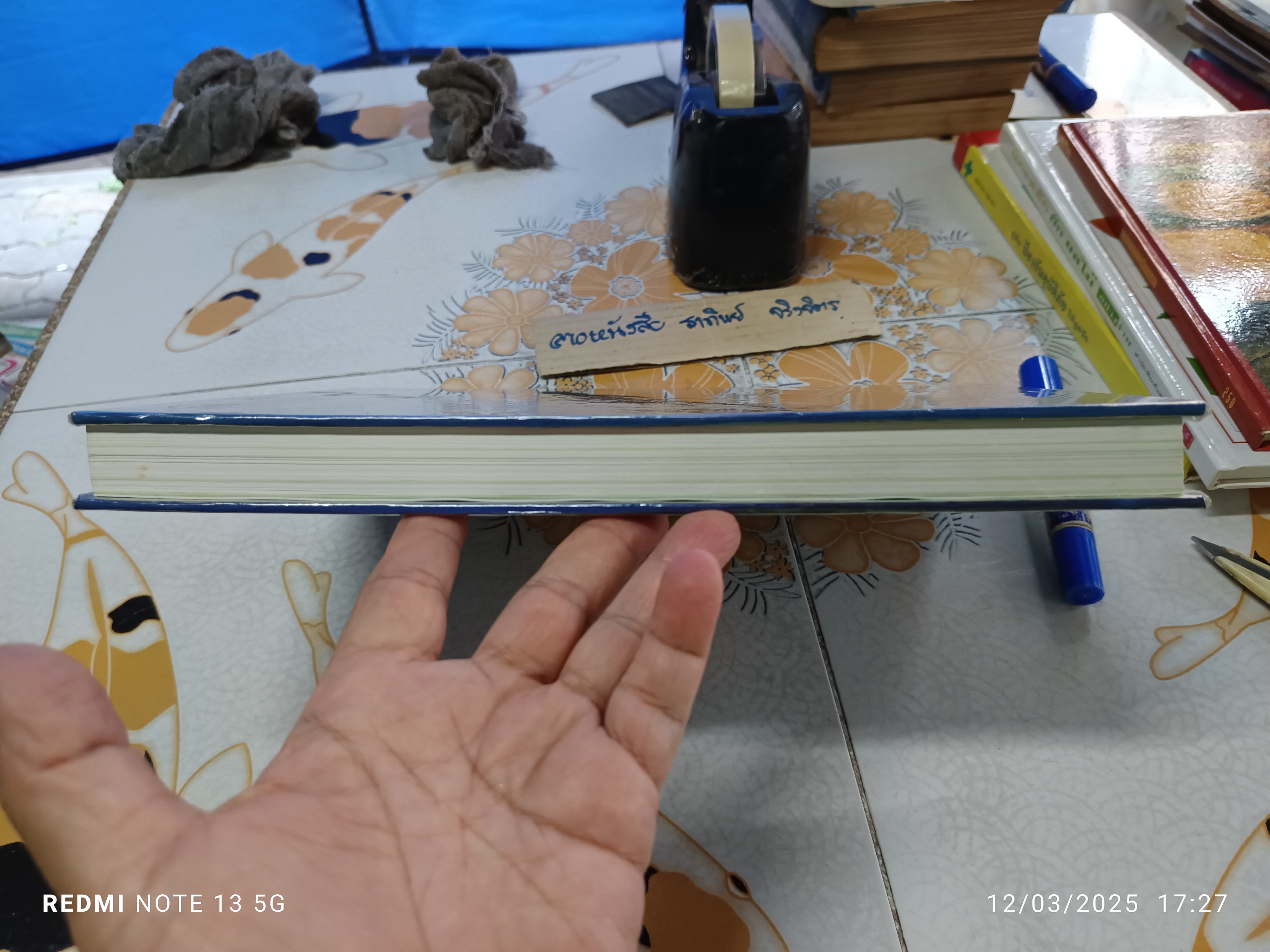 การแกะสลักผักและผลไม้ เล่ม 1 โดย อ.แสงอรุณ เชื้อวงษ์บุญ พิมพ์ กุมภาพันธ์ 2541 (2,000 เล่ม) ** หน้าหาย 2 คู่ (สารบัญ + ความรู้พื้นฐาน) **สินค้าหมด**
