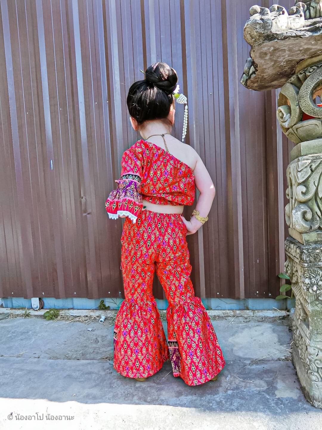 ชุดไทยประยุกต์เด็กหญิง เสื้อเปิดไหล่กับกางเกงขาระฆังโทนแดง
