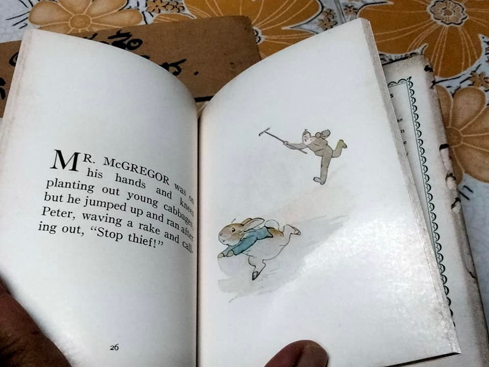 THE TALE OF PETER RABBIT BY BEATRIX POTTER (ฉบับภาษาอังกฤษ) F. WARNE & CO., ไม่ระบุปีที่พิมพ์ **สินค้าหมด**