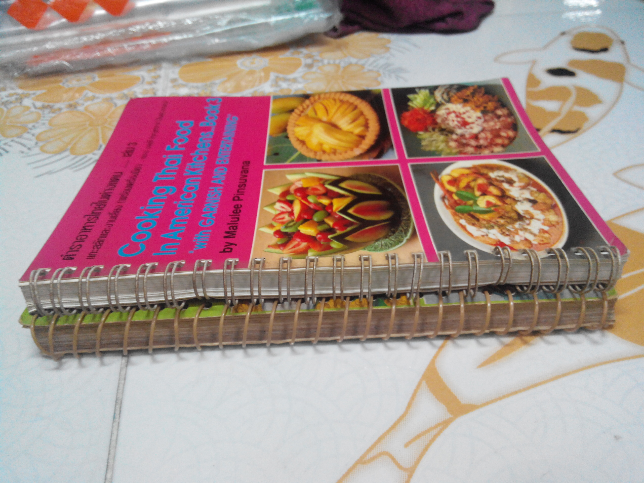 ตำราอาหารไทยในต่างแดน (Cooking Thai Food in American Kitchens) เล่ม 1, 3 รวม 2 เล่ม - มลุลี (กุญชร ณ อยุธยา) ปิ่นสุวรรณ์ **สินค้าหมด**