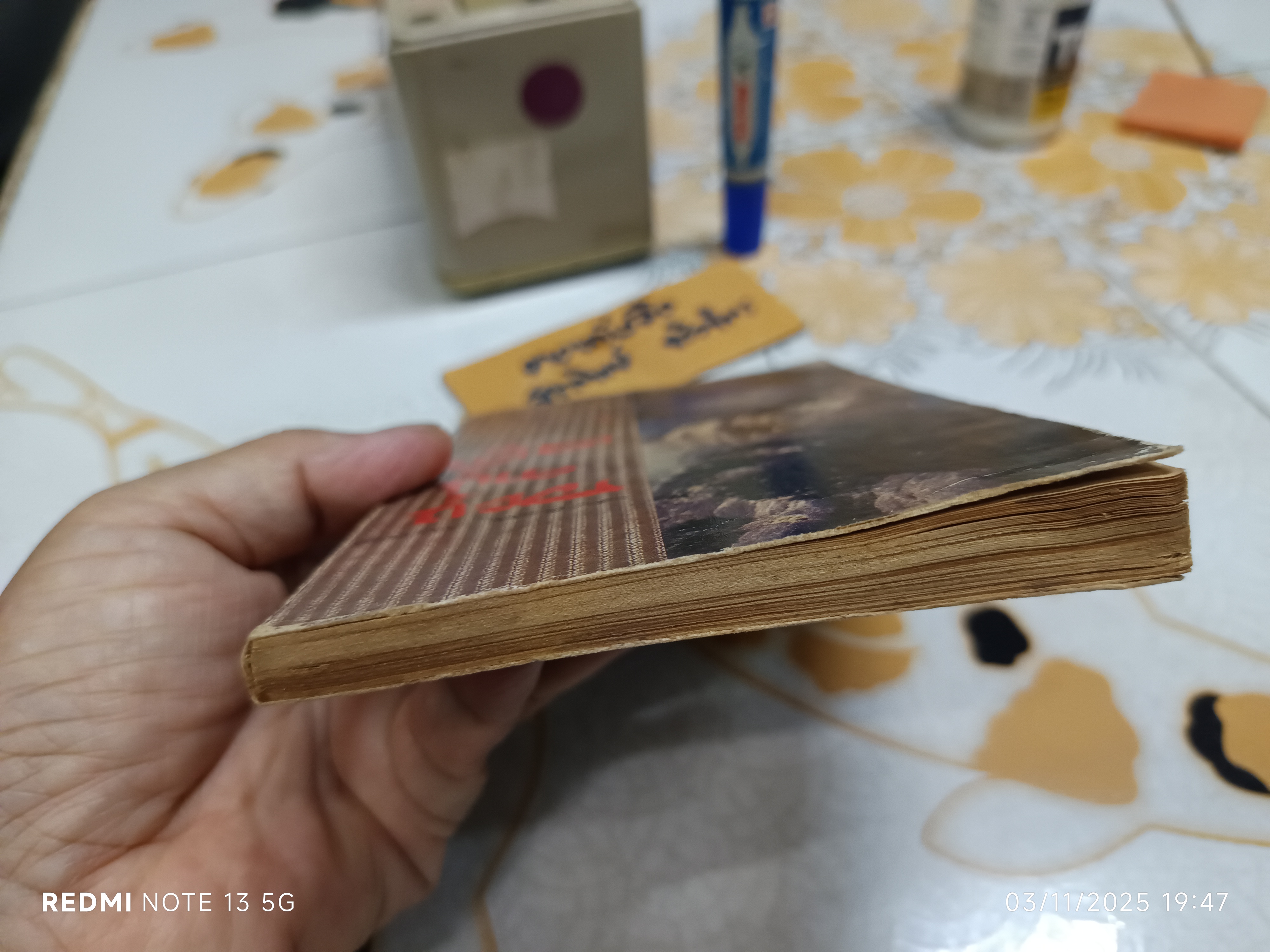 น้ำชาก้นถ้วย โดย สมภาร พรมทา สำนักพิมพ์ สัญญลักษณ์ พิมพ์ครั้งแรก ตุลาคม 2527 (หนังสือมีคราบน้ำ/สันถลอก)