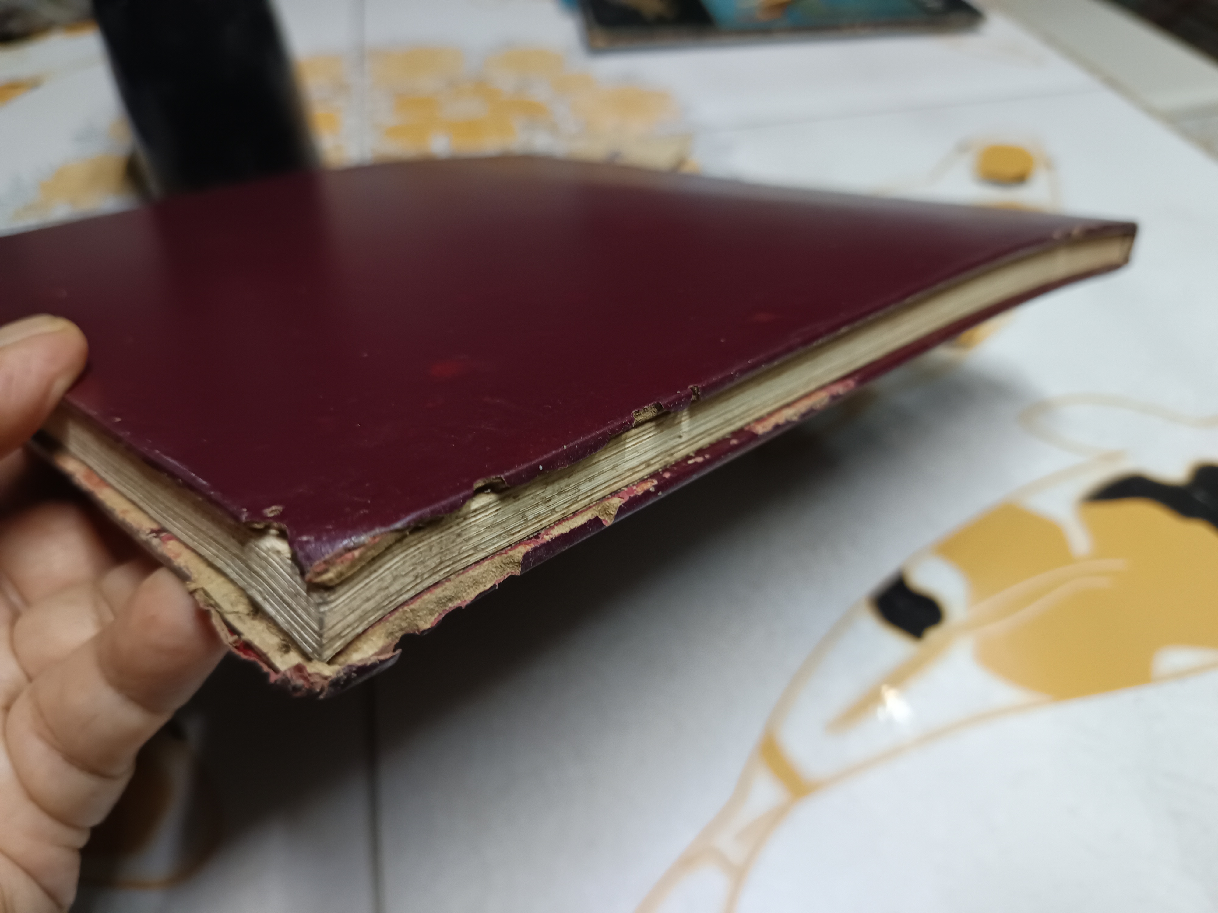 สมุดภาพเหตุการณ์สำคัญของกรุงรัตนโกสินทร์ พิมพ์เป็นที่ระลึกเนื่องในโอกาสสมโภชกรุงรัตนโกสินทร์ 200 ปี , พ.ศ. 2525 ** มีรอยปลวกกินขอบปก (ตามรูป) ไม่กระทบเนื้อหา