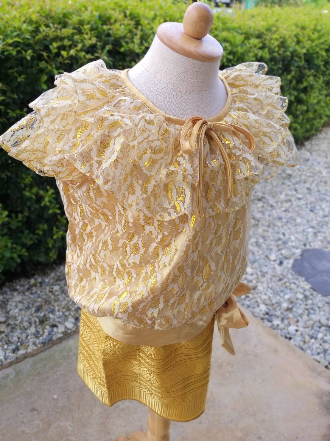 ชุดไทยเด็กสีทอง ระบายลูกไม้