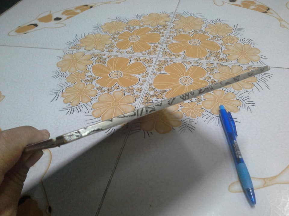 หนังสือการ์ตูน ชุด A Little Golden Book, Walt Disney's - Donald Duck's Toy Sailboat เล่มนี้มีรอยปากกา (ตามรูป) เกือบทุกหน้า