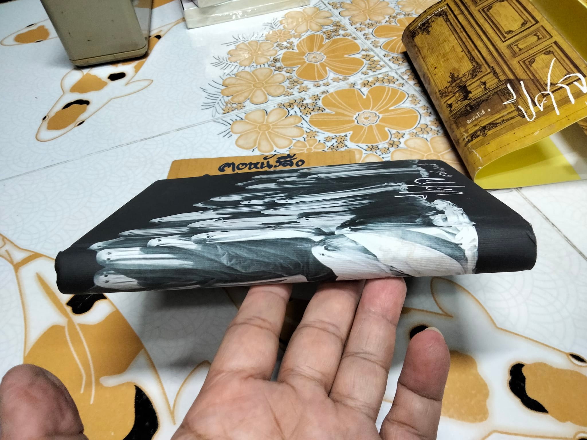 ปีศาจ (ปกแข็ง) เสนีย์ เสาวพงศ์ ** หนังสือตำหนิโดนน้ำ ตัวเล่มเป็นลอน มีคราบน้ำ