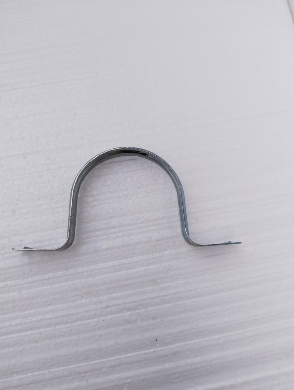 แคล้มโอห์ม แคล้มจับท่อบาง 2 ขา แคล้มเหล็กขาคู่ที่ใช้สำหรับ ยึดท่อบาง EMT เข้ากับเพดานหรือผนังของอาคาร ใช้ติดตั้งได้ทั้งภายในและภายนอกตัวอาคาร