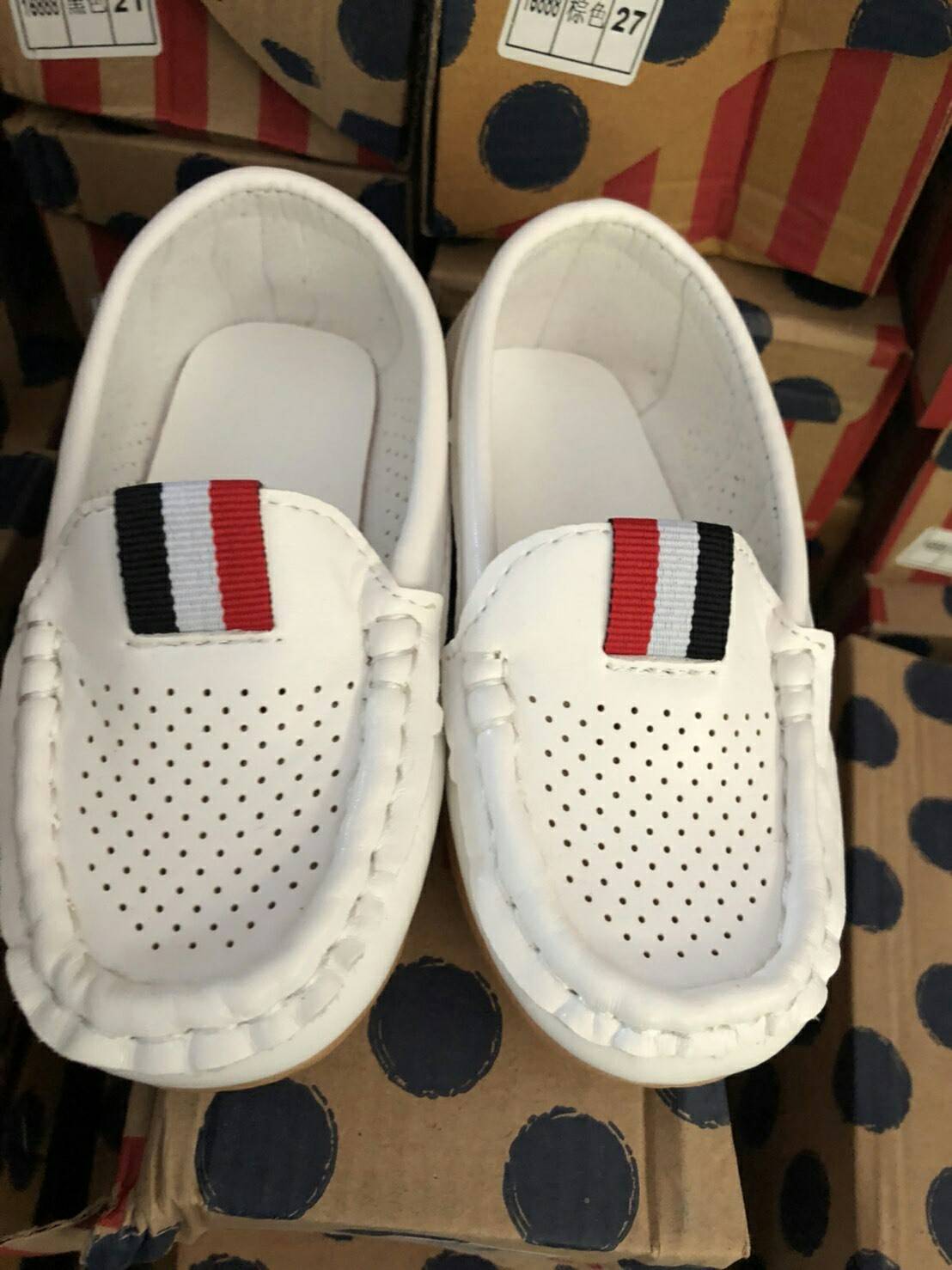 รองเท้าเด็กน้อย