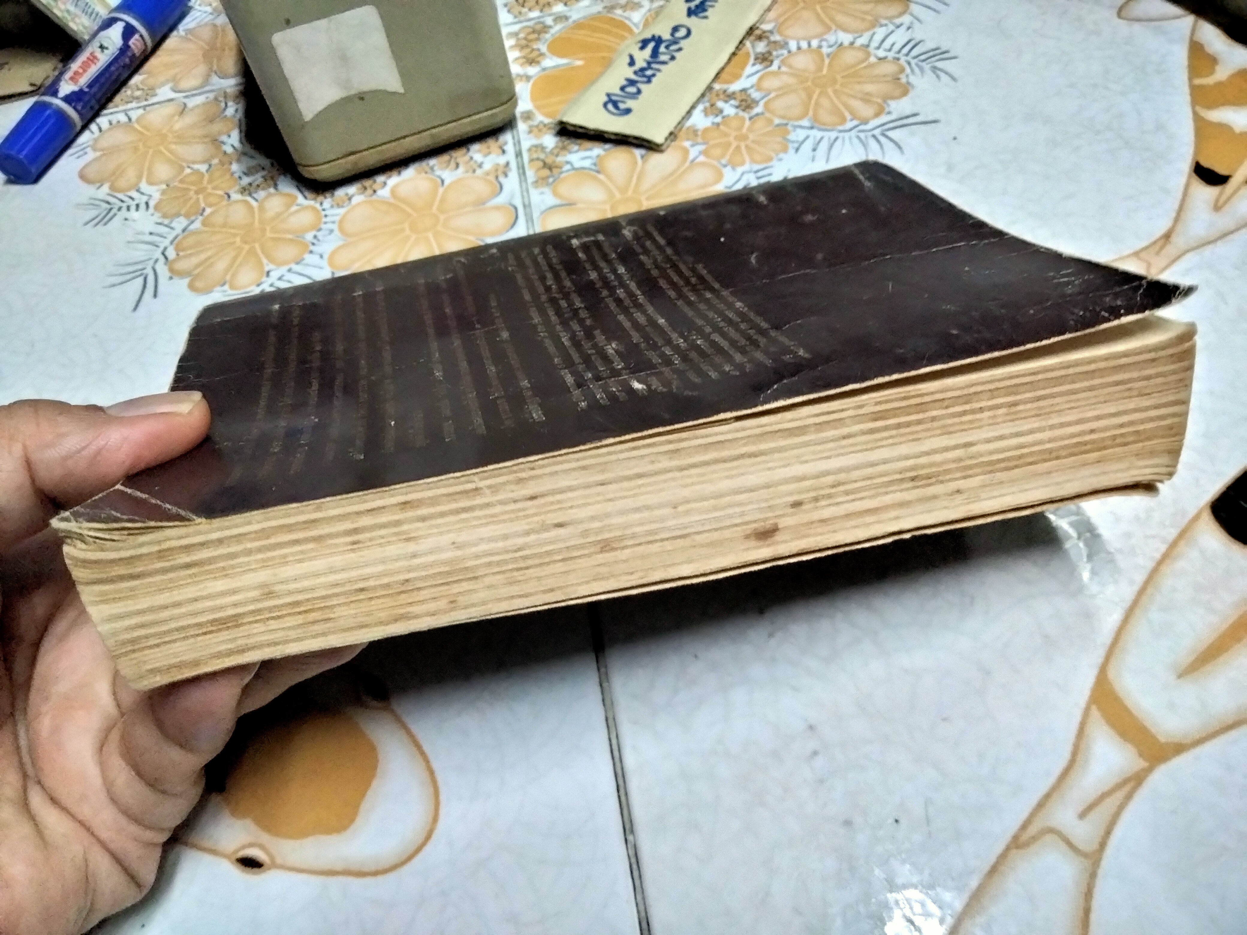 พุทธวจนะในธรรมบท (The Buddha's Words in The Dhammapada) ตีพิมพ์ด้วย 3 ภาษา บาลี-ไทย-อังกฤษ* ตำหนิที่ปกหน้ามีรอยถลอก (ตามรูป)