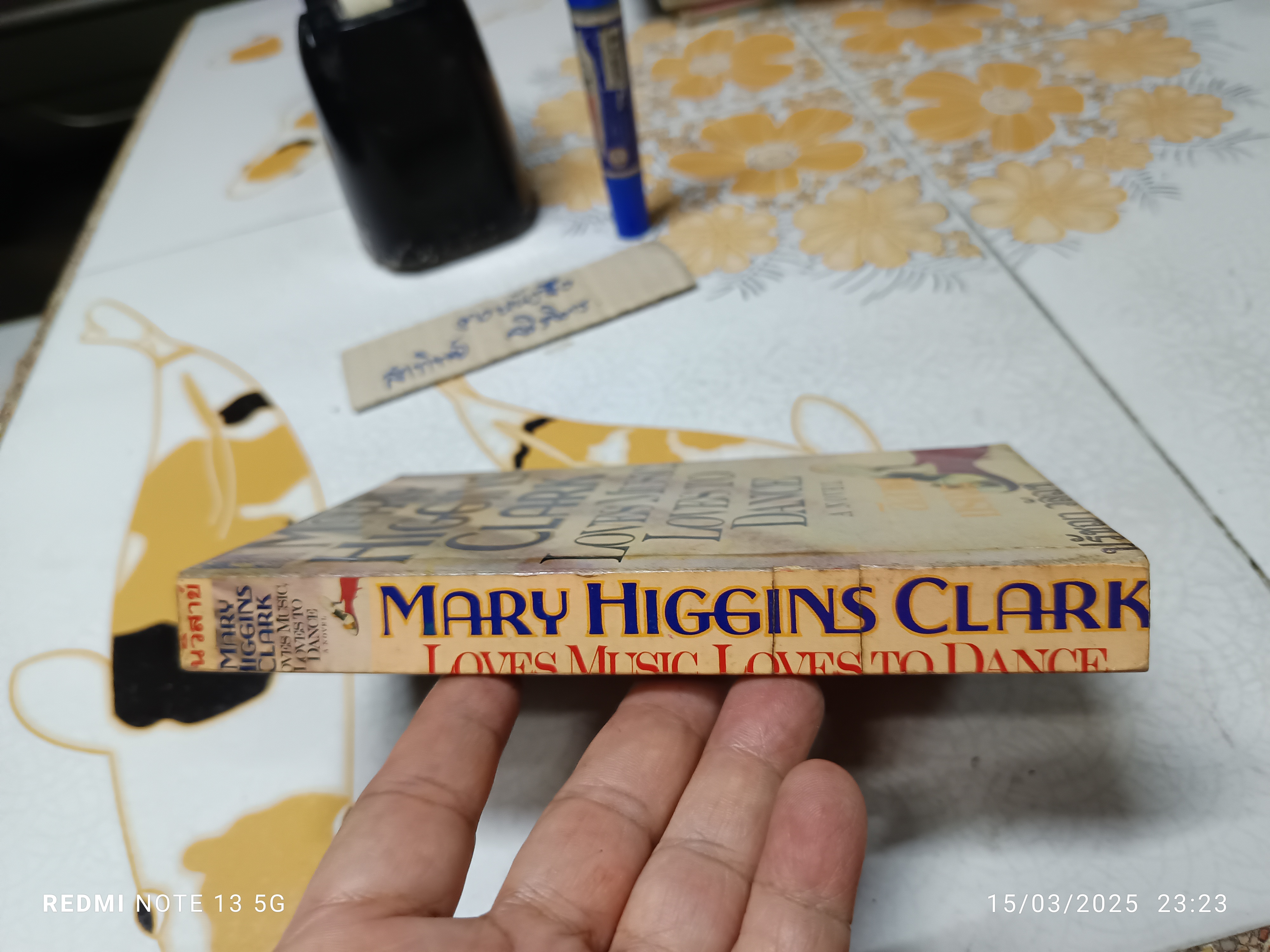 ลีลาศมรณะ love music, love to dance ผลงานของ แมรี่ย์ ฮิกกินส์ คลาร์ก ราชินีแห่งนิยายฆาตกรรม (Mary Higgins Clark). แปลโดย ปรัชญา วลัญช์.