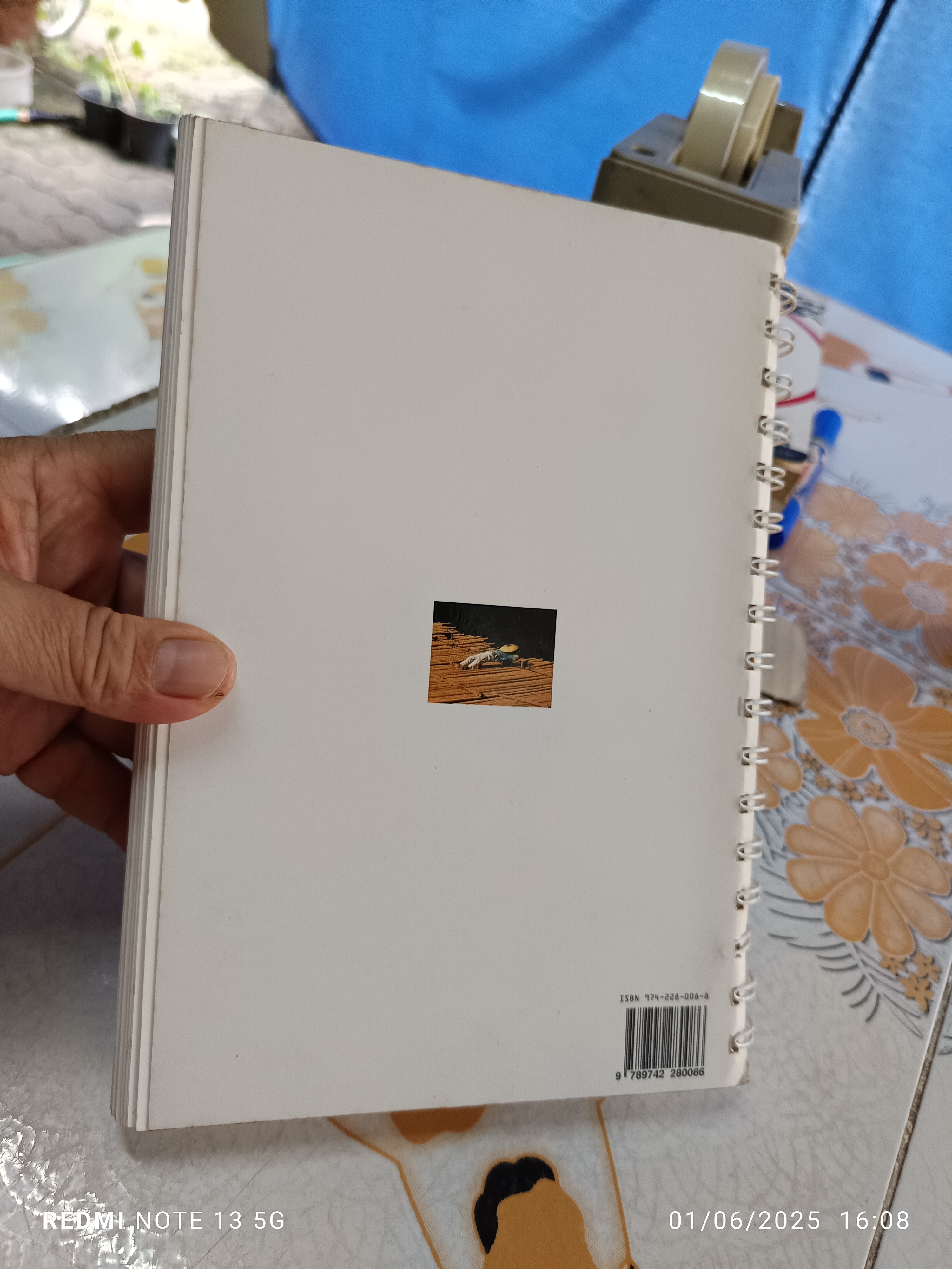 Reflections through the lens A collection of photographs & contemplations by Somkid Chaijitvanit