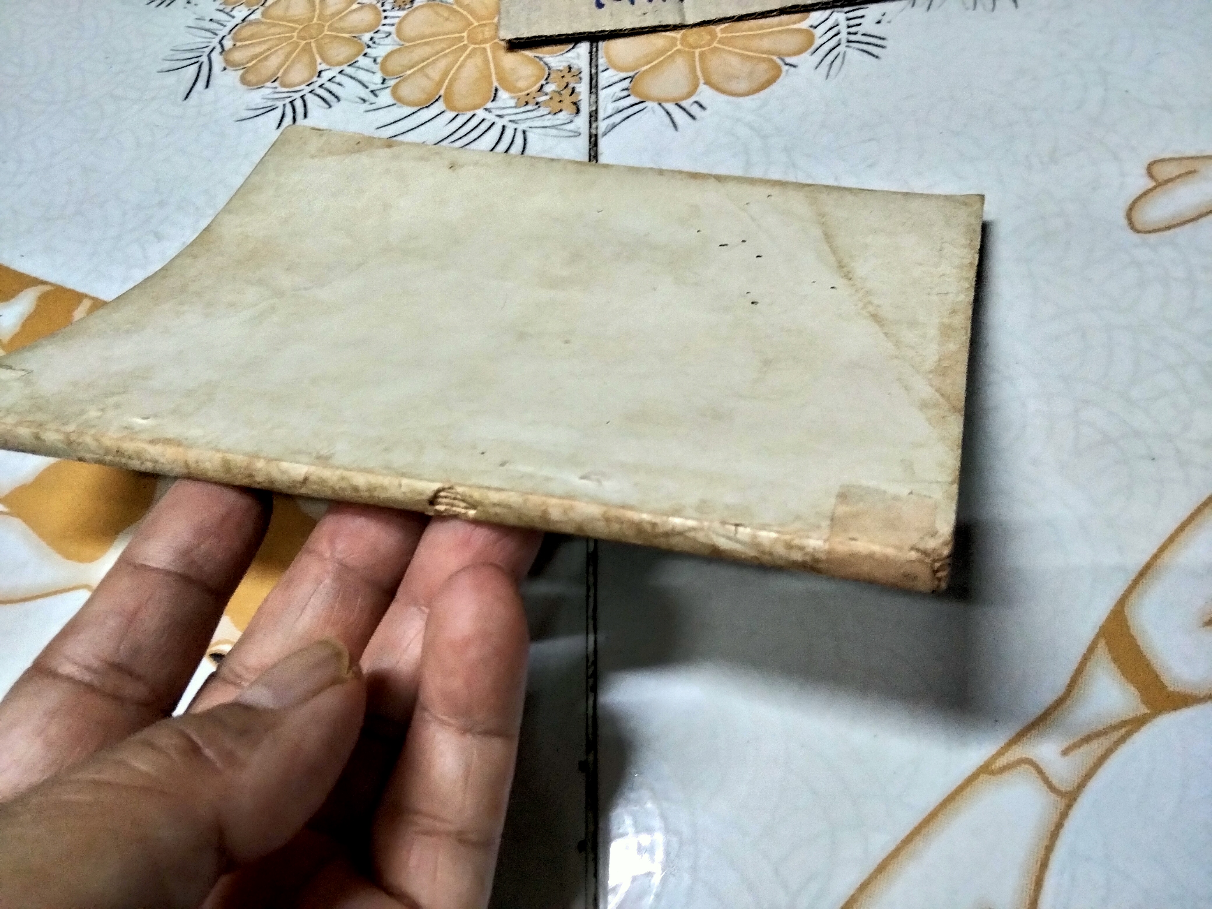 วิธีประดิษฐ์ใบตองเป็นภาชนะ ตามแบบเก่าและใหม่ โดย เยื้อน ภาณุทัต พิมพ์ปี พ.ศ. 2509 กรุงเทพการพิมพ์ **สินค้าหมด**