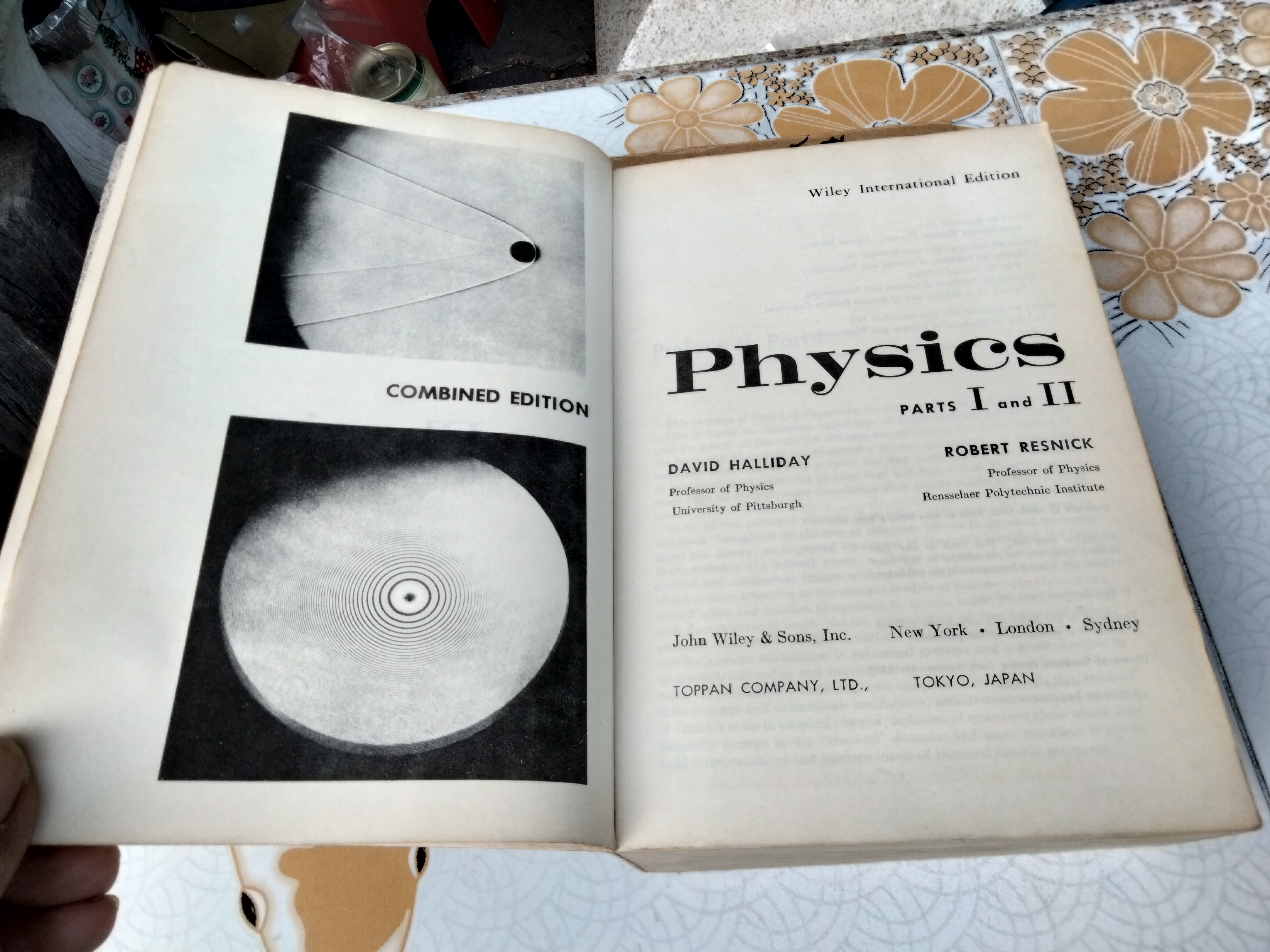 PHYSICS , combined edition parts 1+2 Robert Resnick and David Halliday (1966 edition). **สินค้าหมด**