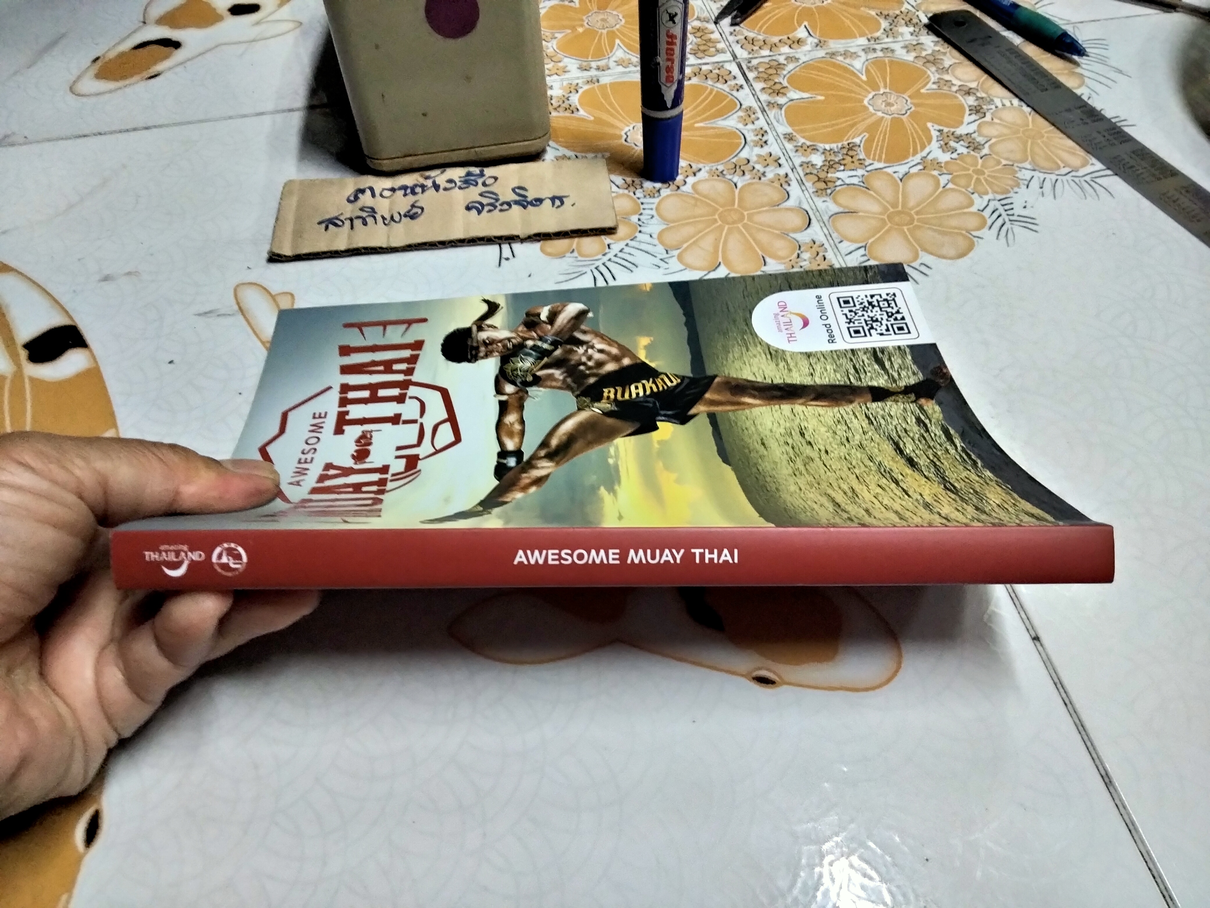 Awesome Muaythai - หนังสือคู่มือท่องเที่ยว โดยการท่องเที่ยวแห่งประเทศไทย **พิมพ์เป็นภาษาอังกฤษทั้งเล่ม