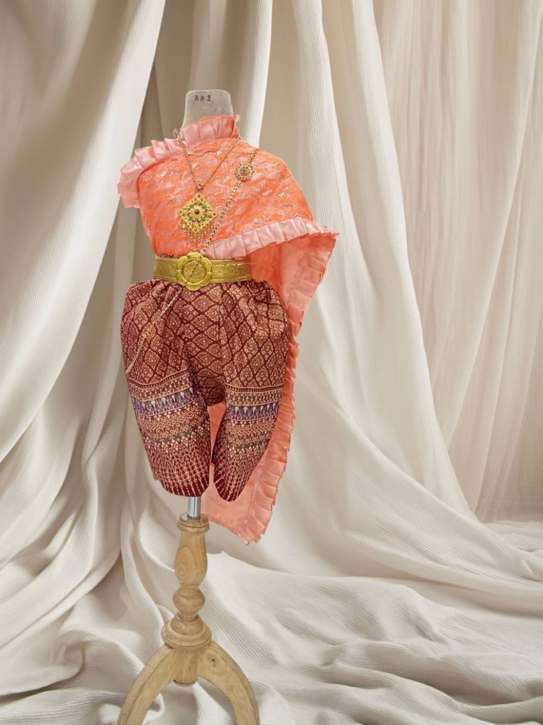 ชุดไทยเด็กหญิงสไบกับโจง พร้อมเข็มขัด สังวาลย์ เข็มกลัด