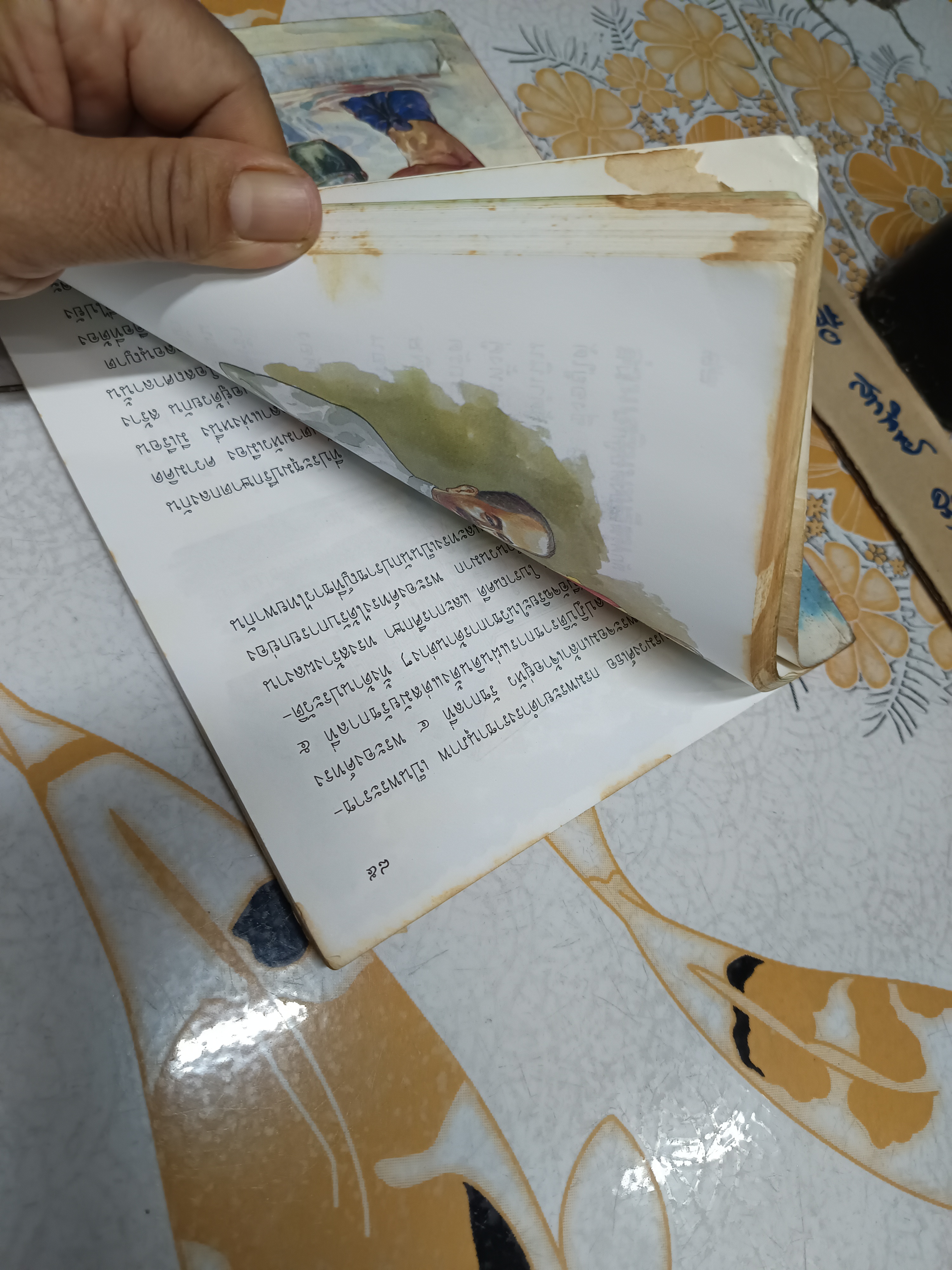 หนังสือเรียนภาษาไทย ชุดพื้นฐานภาษา ชั้นประถมศึกษาปีที่ 6 เล่ม 1 พิมพ์ปีพ.ศ 2545 **หนังสือมีคราบน้ำ (ตามรูป) **สินค้าหมด**