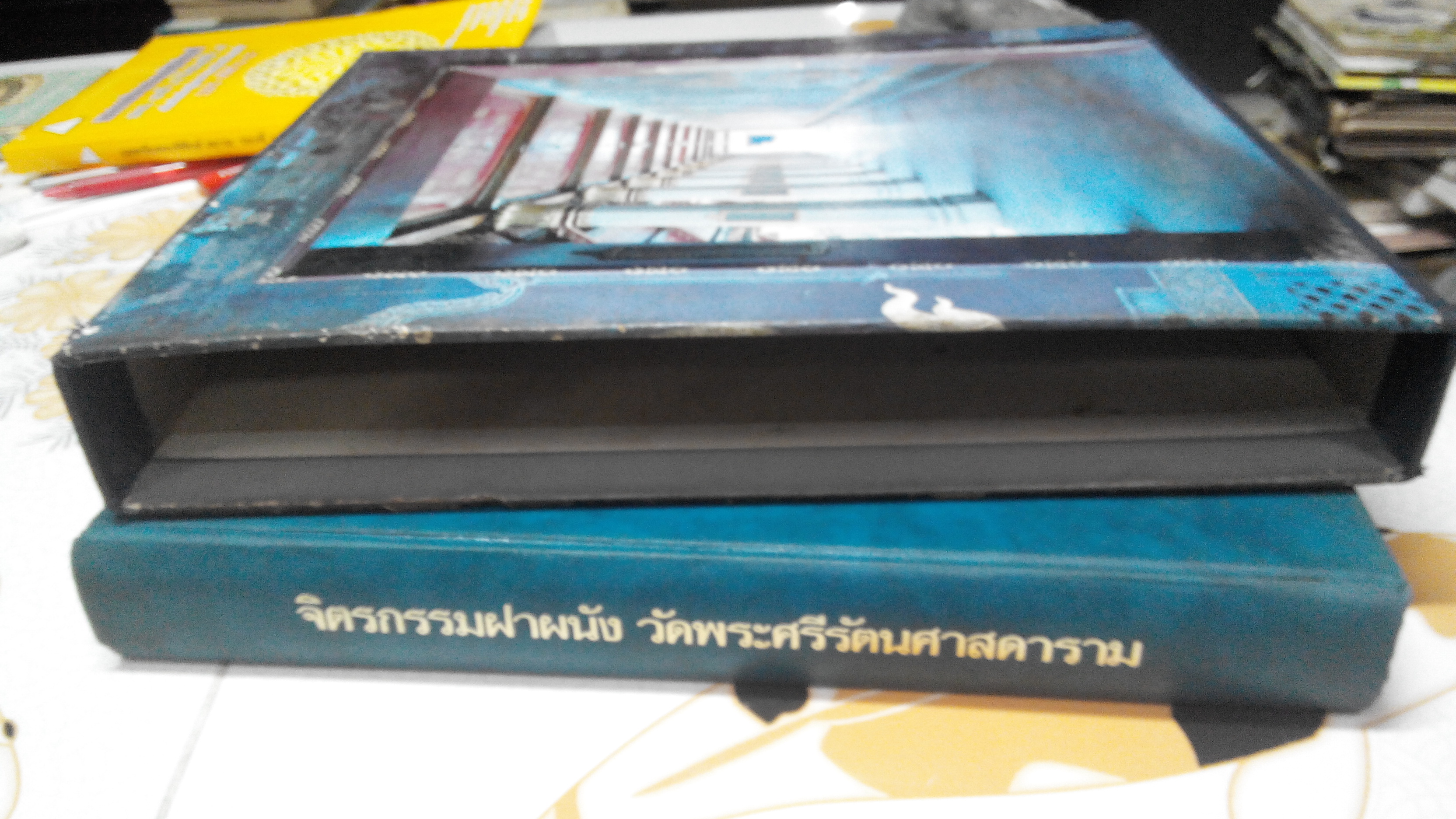 จิตรกรรมฝาผนังเรื่องรามเกียรติ์ รอบพระระเบียง วัดพระศรีรัตนศาสดาราม ( The Ramayana - Mural paintings along the galleries of the temple of The Emerald Budha ) หนังสือปกแข็ง มีใบหุ้มปก พร้อมกล่อง