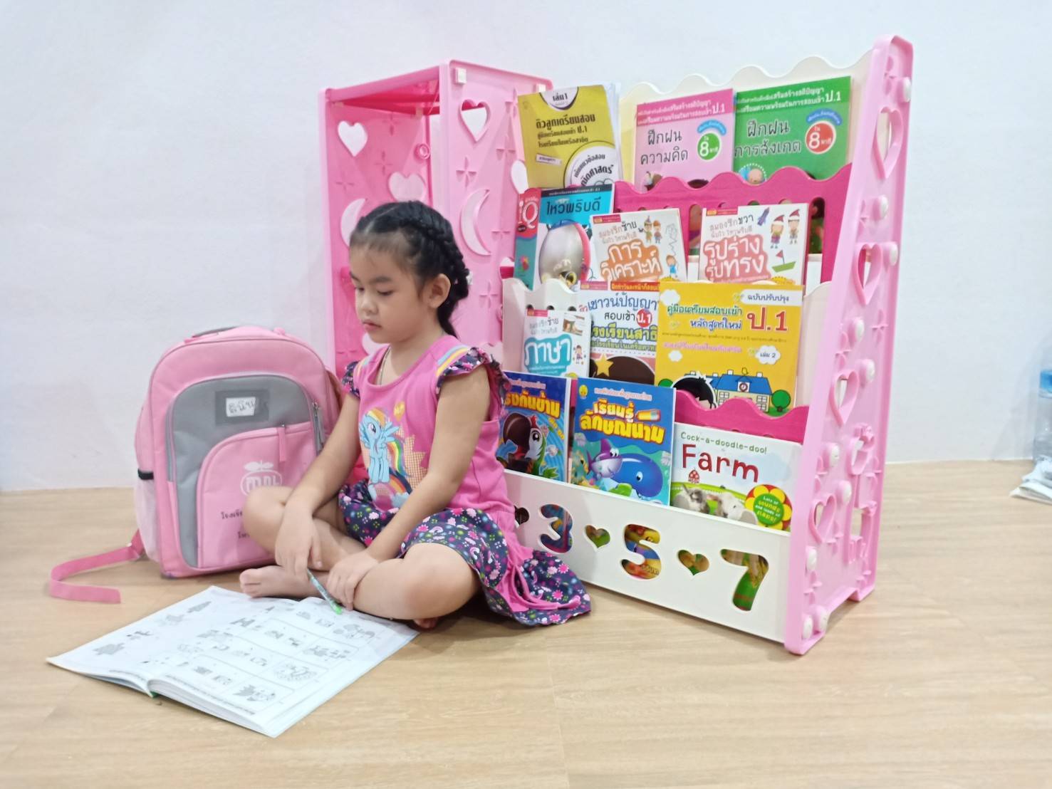 ชั้นหนังสือรักการอ่าน พร้อมชั้นวางของอีก 1 ข้าง