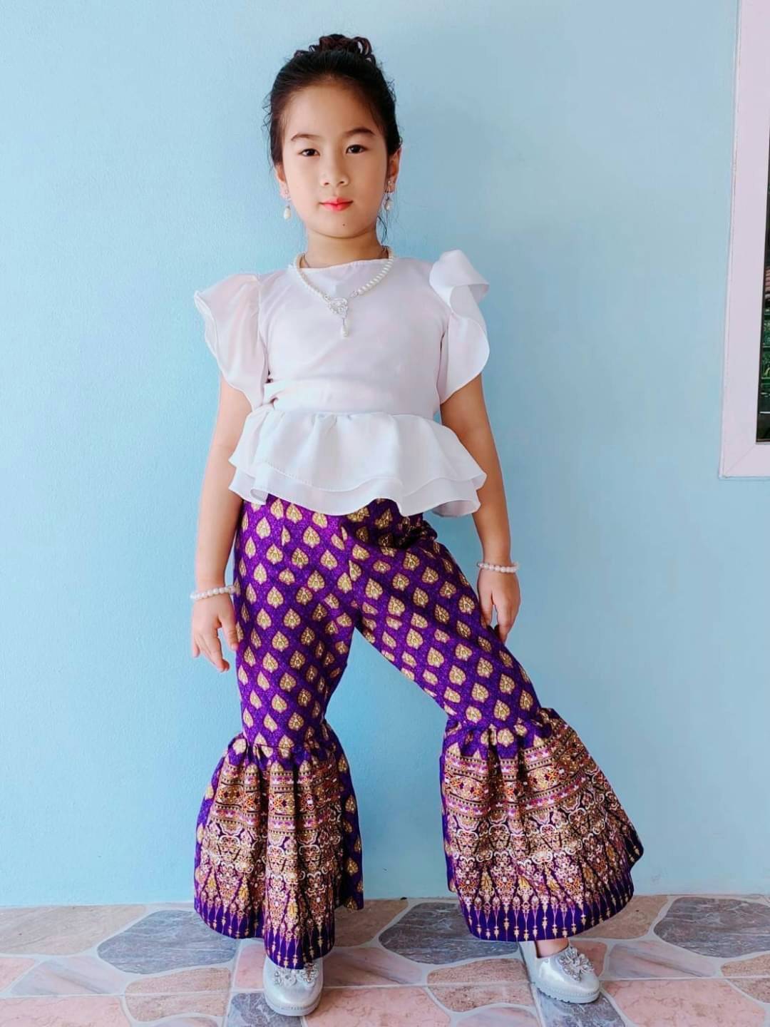 ชุดไทยเด็กหญิง เสื้อระบายกับกางเกงผ้าไทย