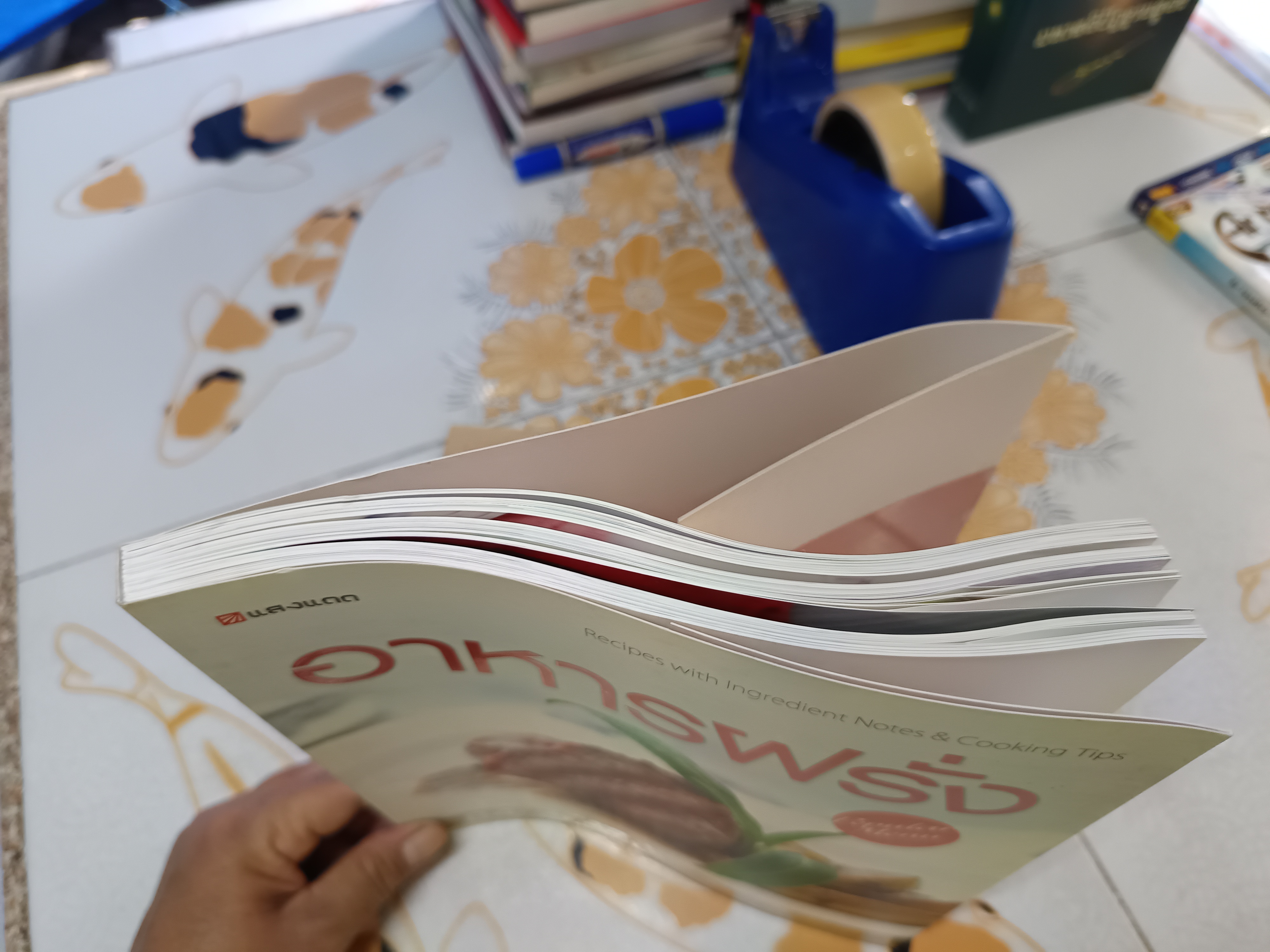 อาหารฝรั่ง - 84 ตำรับอร่อยครบเซ็ตครบเมนู / พิมพ์ครั้งแรกพ.ศ 2552 (ตัวเลามบิดงอ)