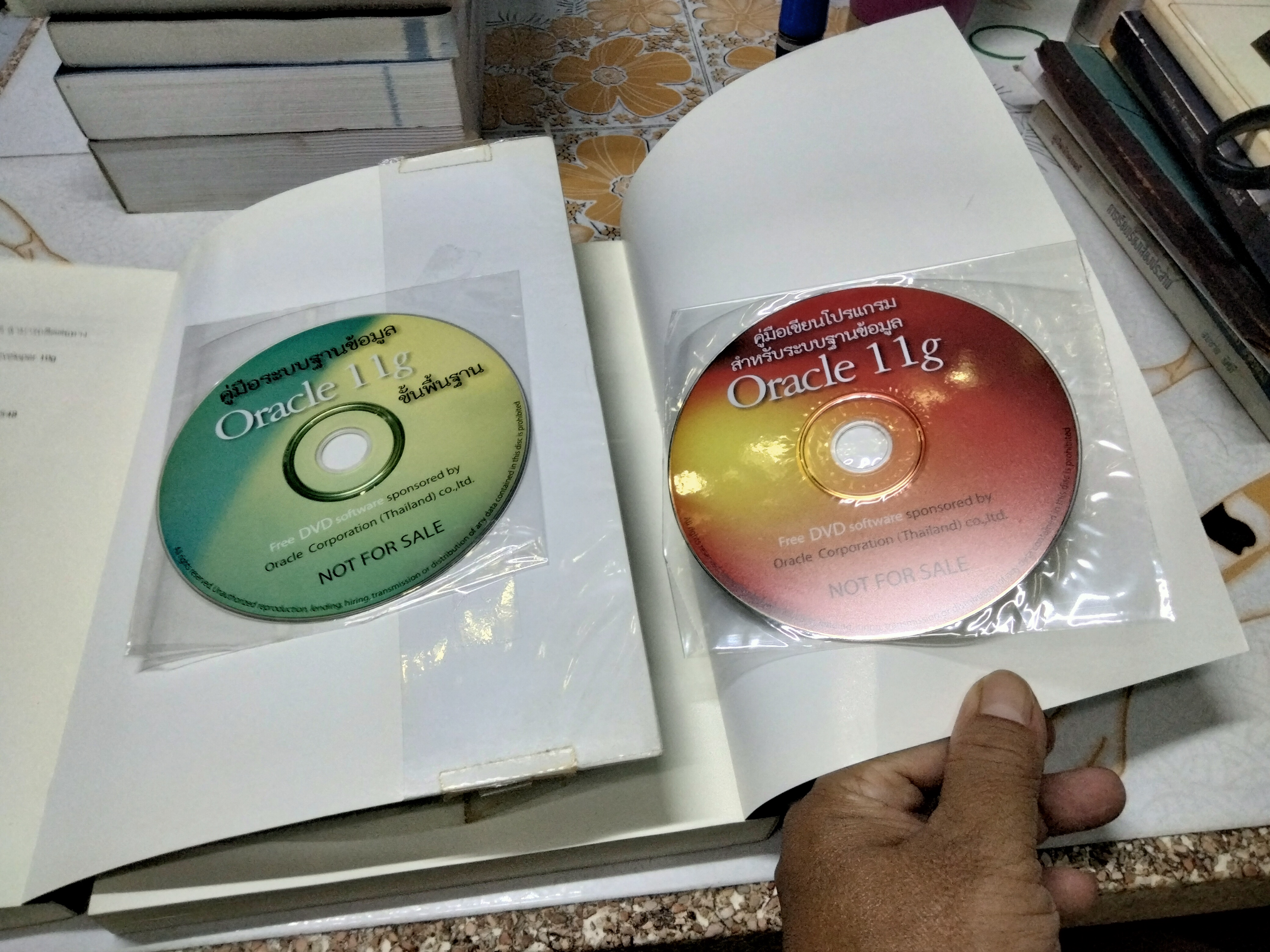 คู่มือระบบฐานข้อมูล + คู่มือเขียนโปรแกรม สำหรับระบบฐานข้อมูล Oracle 11g โดย ศุภชัย จิวะรังสินี และขจรศักดิ์ สังข์เจริญ (ขายรวม 2 เล่ม + CD) **สินค้าหมด**