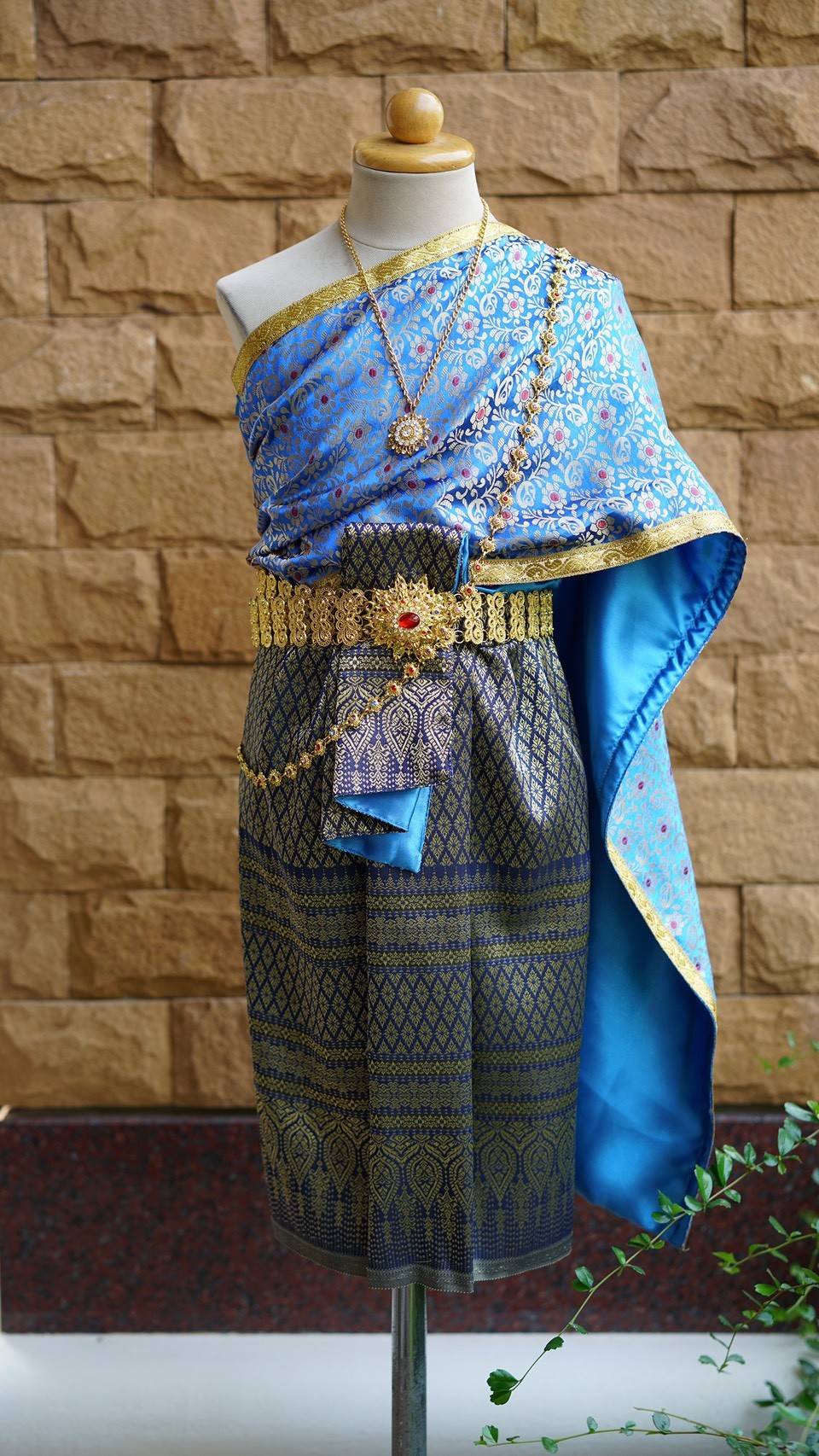 ชุดไทยเด็กหญิง สไบผ้าพิมทองกับผ้าถุงจีบหน้านาง