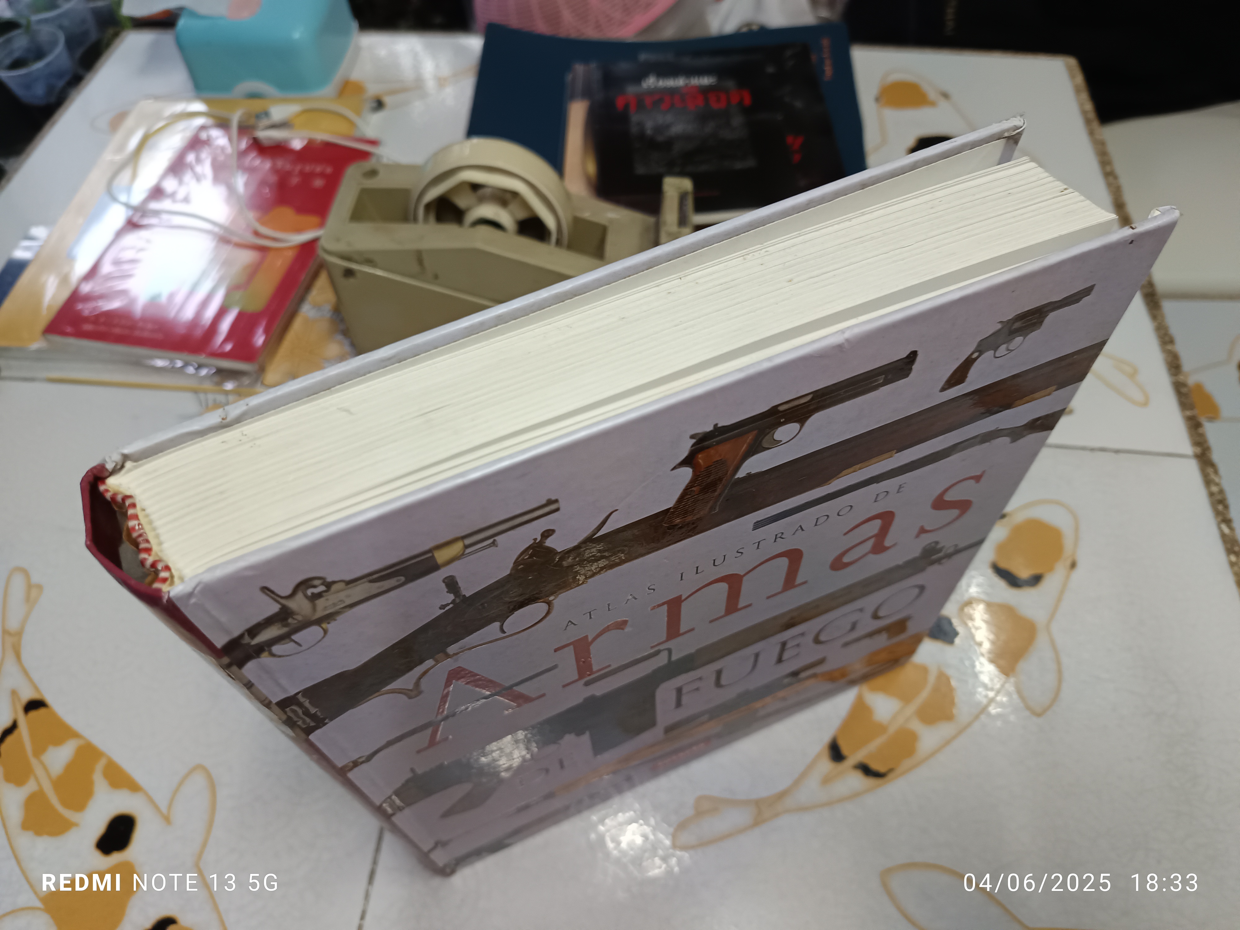 Atlas ilustrado de armas de fuego ; Language. Spanish / ประวัติปืน ความรู้เรื่องปืน (ภาษาสเปน)