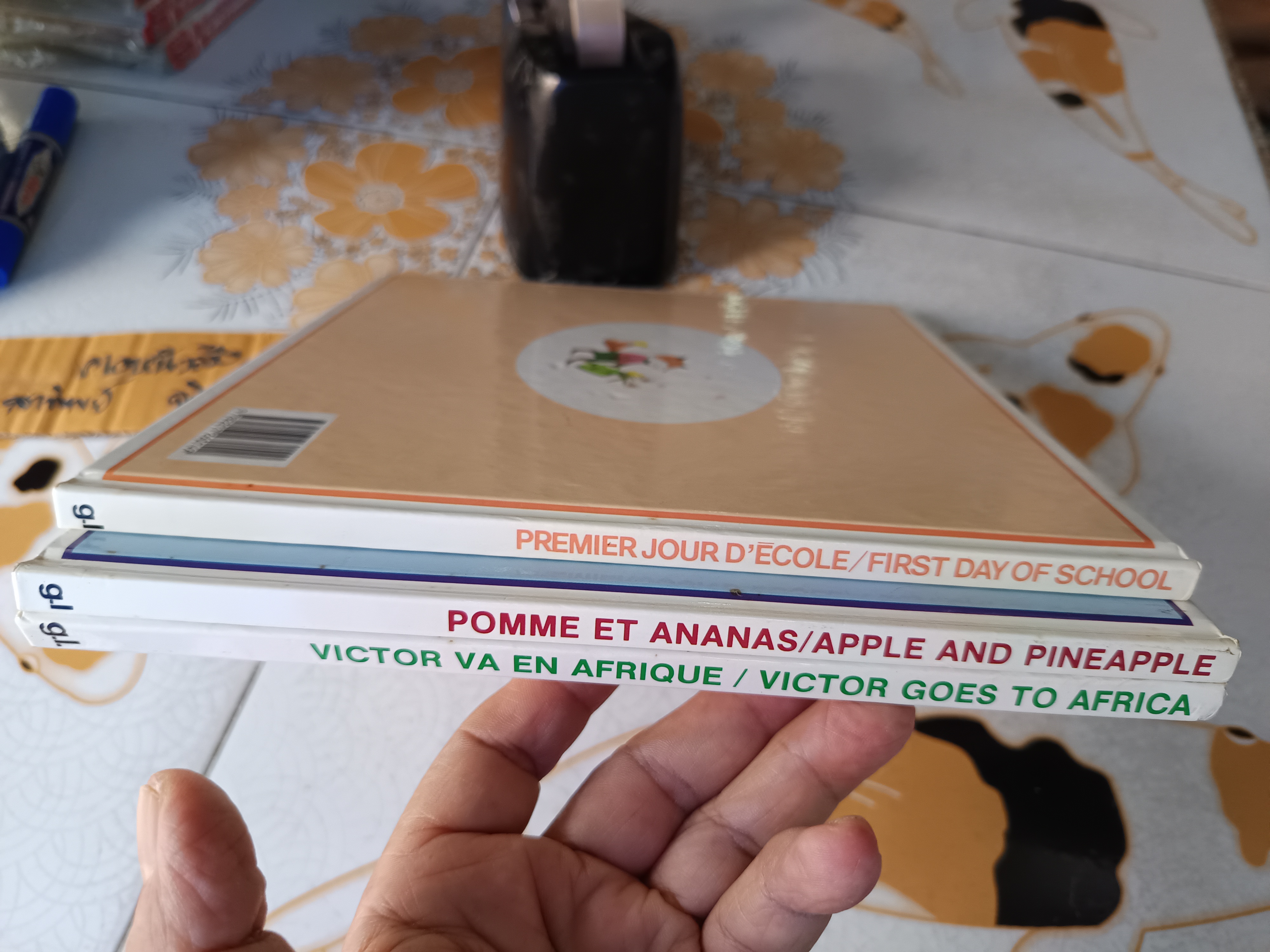 หนังสือสำหรับเด็กปกแข็ง ฉบับ 2 ภาษา (ฝรั่งเศส-อังกฤษ) **สินค้าหมด**