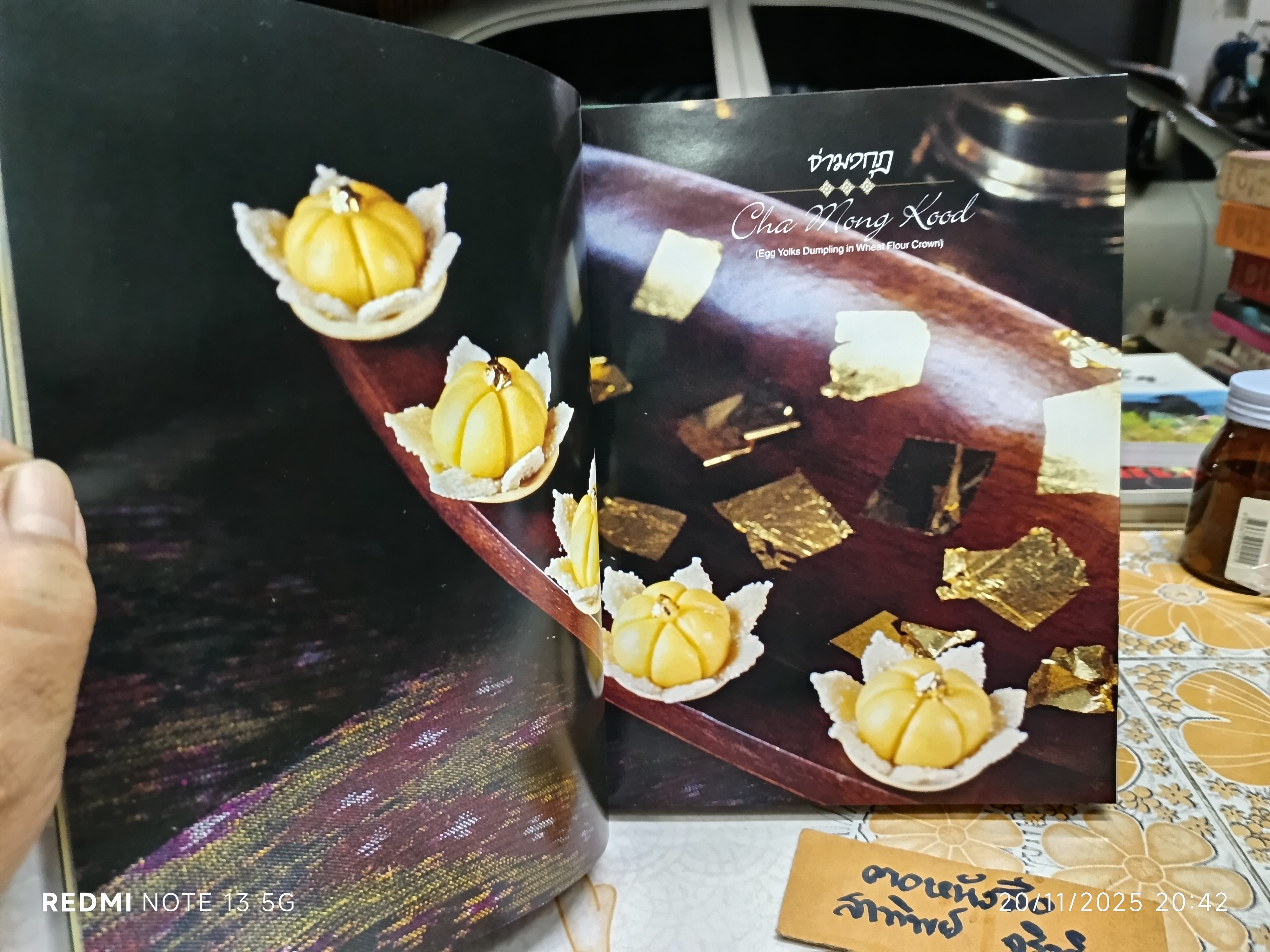 หนังสือ ขนมไทย (THAI DESSERTS) พิมพ์ 2 ภาษา ไทย-อังกฤษ โดย สถาบันเทคโนโลยีราชมงคล วิทยาเขตโชติเวช / หน่วยงานเจ้าของหนังสือ กลุ่มวังขนาย **สินค้าหมด*"