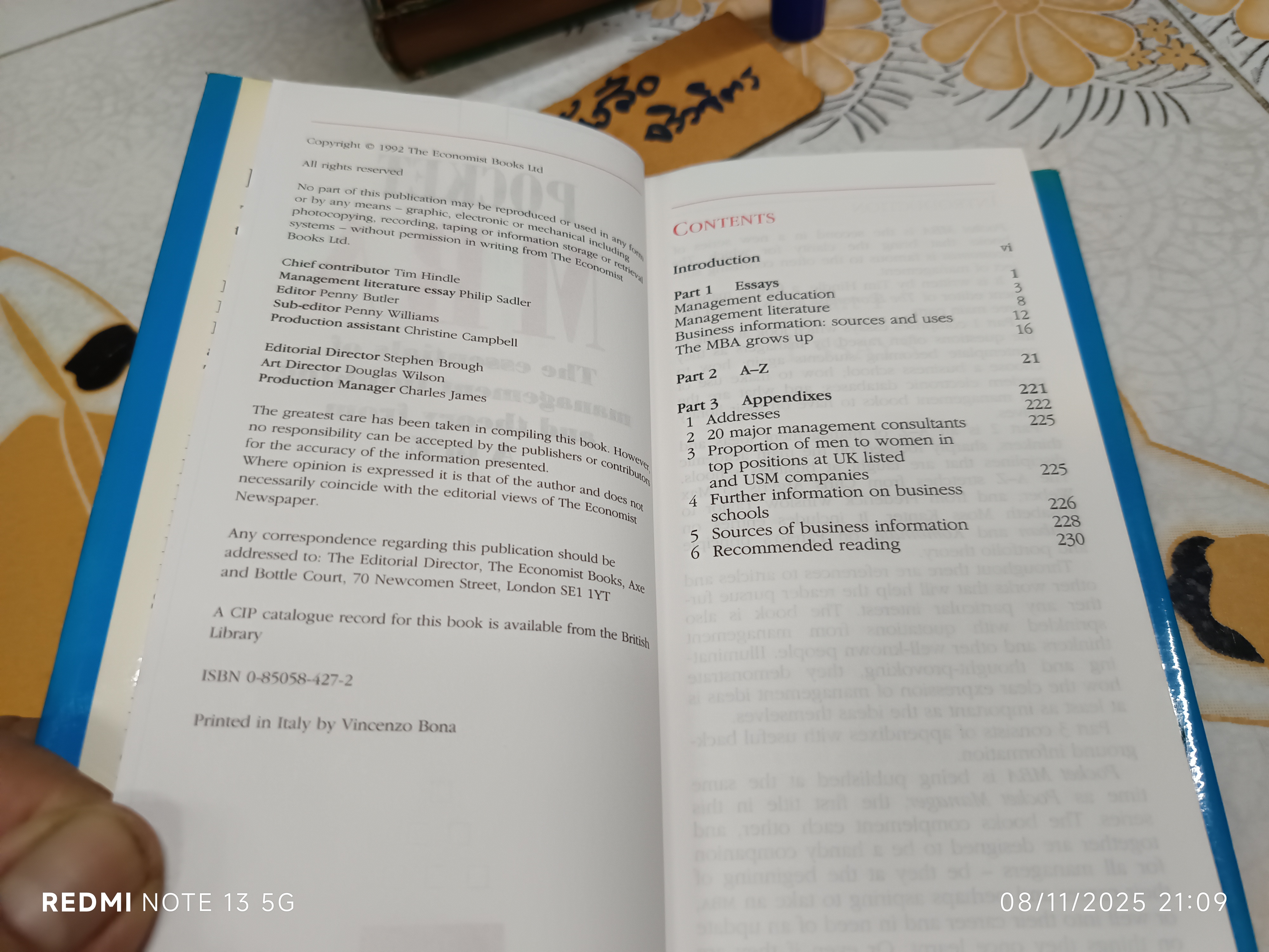 Pocket MBA The essentials of management thinking and theory from A to Z จัดพิมพ์โดย The Economist Books ปี 1992