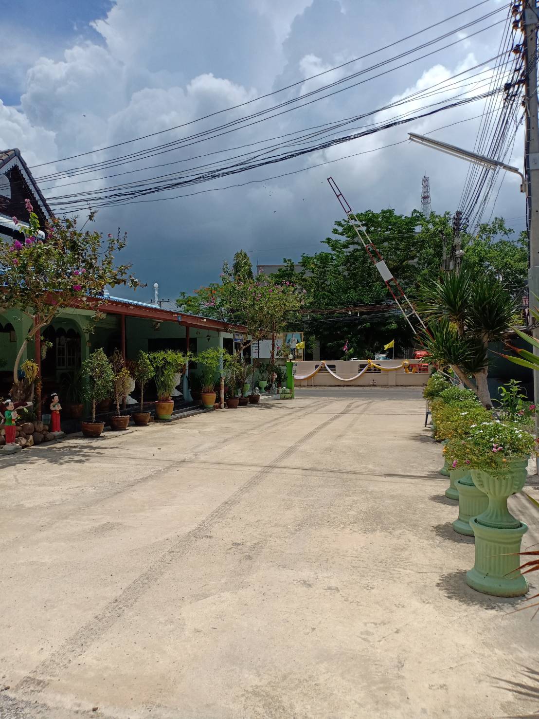 ขายที่ดินติดทะเลหาดวงจันทร์ พร้อมรีสอร์ท 2ไร่50ล้านบาท รวมภาษีรวมโอน ได้กิจการรีสอร์ทติดทะเล บ้านหลังใหญ่ติดทะเล1หลัง บ้านบังกะโล6หลัง จำนวน12ห้อง และ ห้องแถวชั้นเดียว6ห้อง ตึกลอบบี้ร้านอาหาร1หลัง