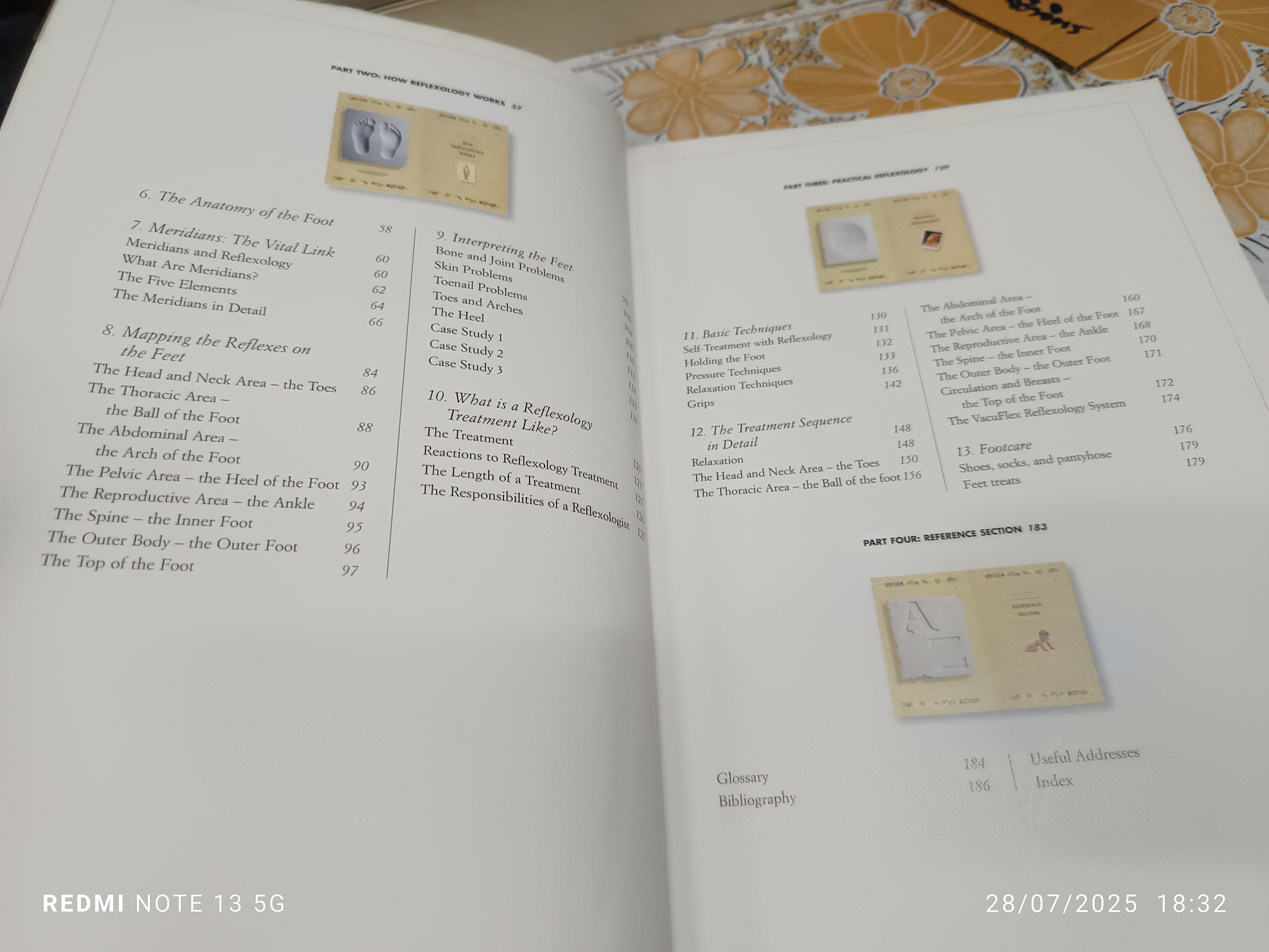 The Complete Illustrated Guide to Reflexology เขียนโดย Inge Dougans