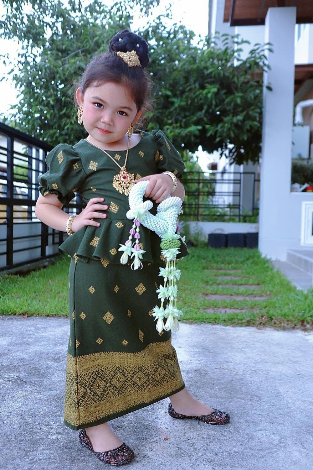 ชุดไทยเด็กหญิง เสื้อแขนตุ๊กตากับกระโปรงพิมพ์ลายไทย