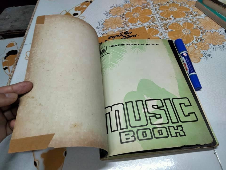 MUSIC BOOKS โดย I S. SONG HITS THAILAND'S LEADING MUSIC MAGAZINE , พิมพ์ที่วงศ์สว่างการพิมพ์ พ. ศ. 2519