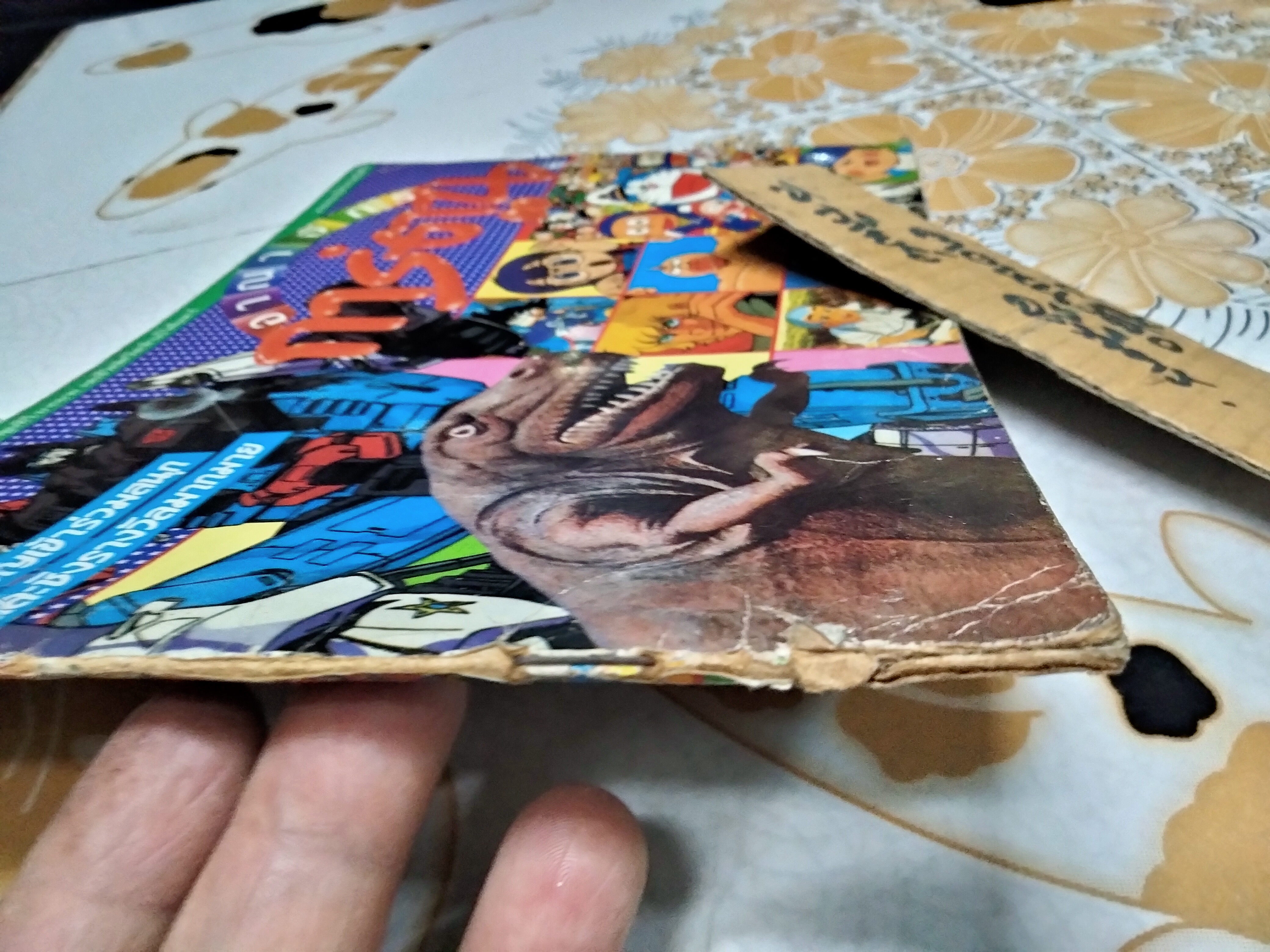 สมุดสะสมสติ๊กเกอร์ อาณาจักรการ์ตูน ( พ.ศ. 2530) แปะสติ๊กเกอร์ 208 ใบ (จาก 240 ใบ) **สินค้าหมด**