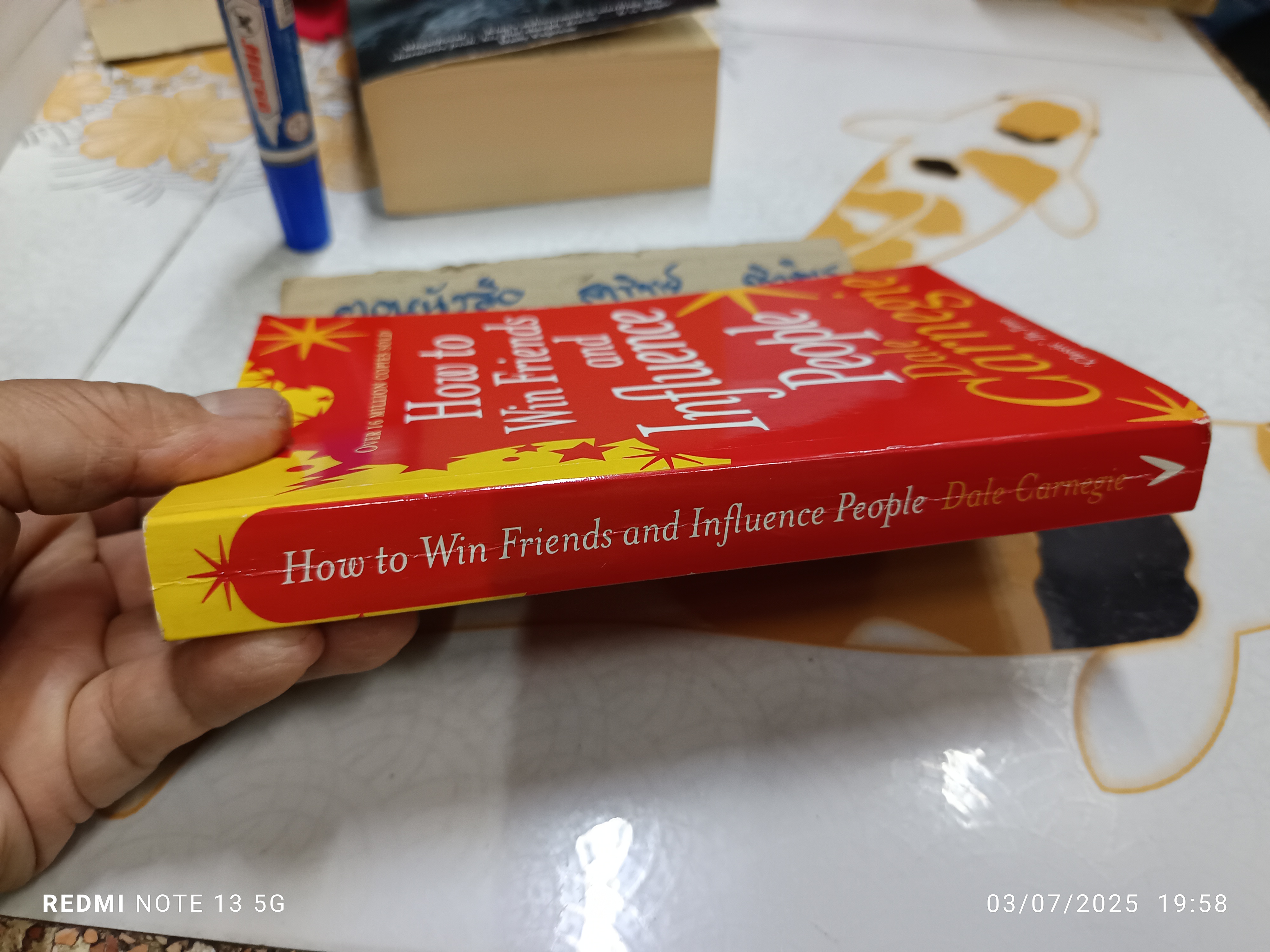 How to Win Friends & Influence People (Dale Carnegie ) **มีรอยเปื้อนที่มุมหนังสือ (ตามรูป)