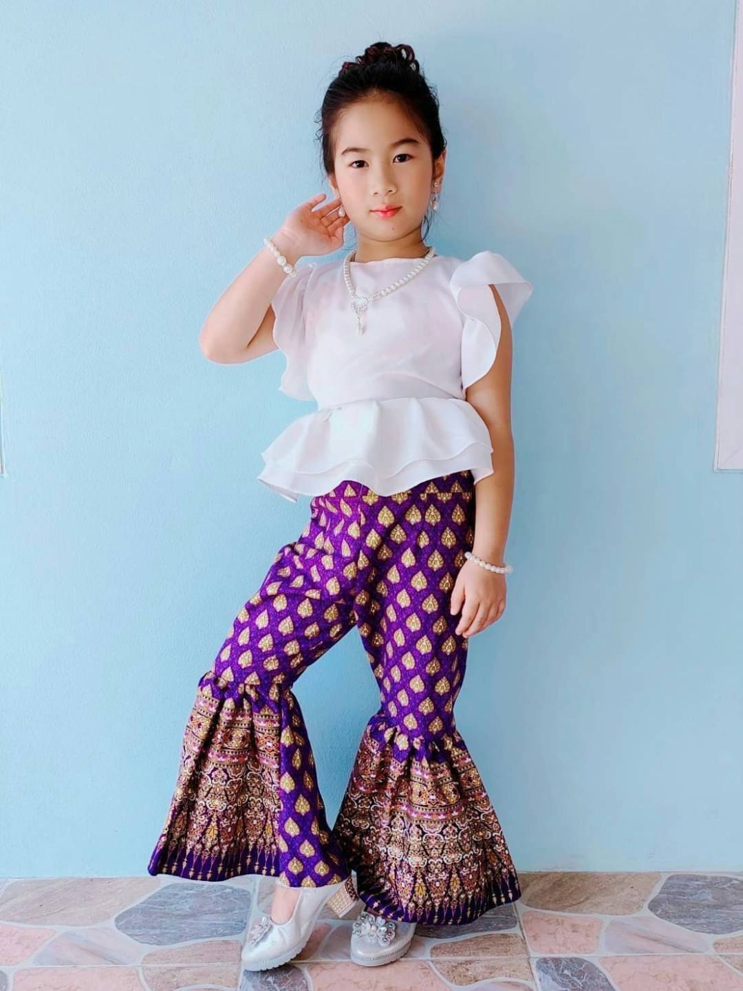 ชุดไทยเด็กหญิง เสื้อระบายกับกางเกงผ้าไทย