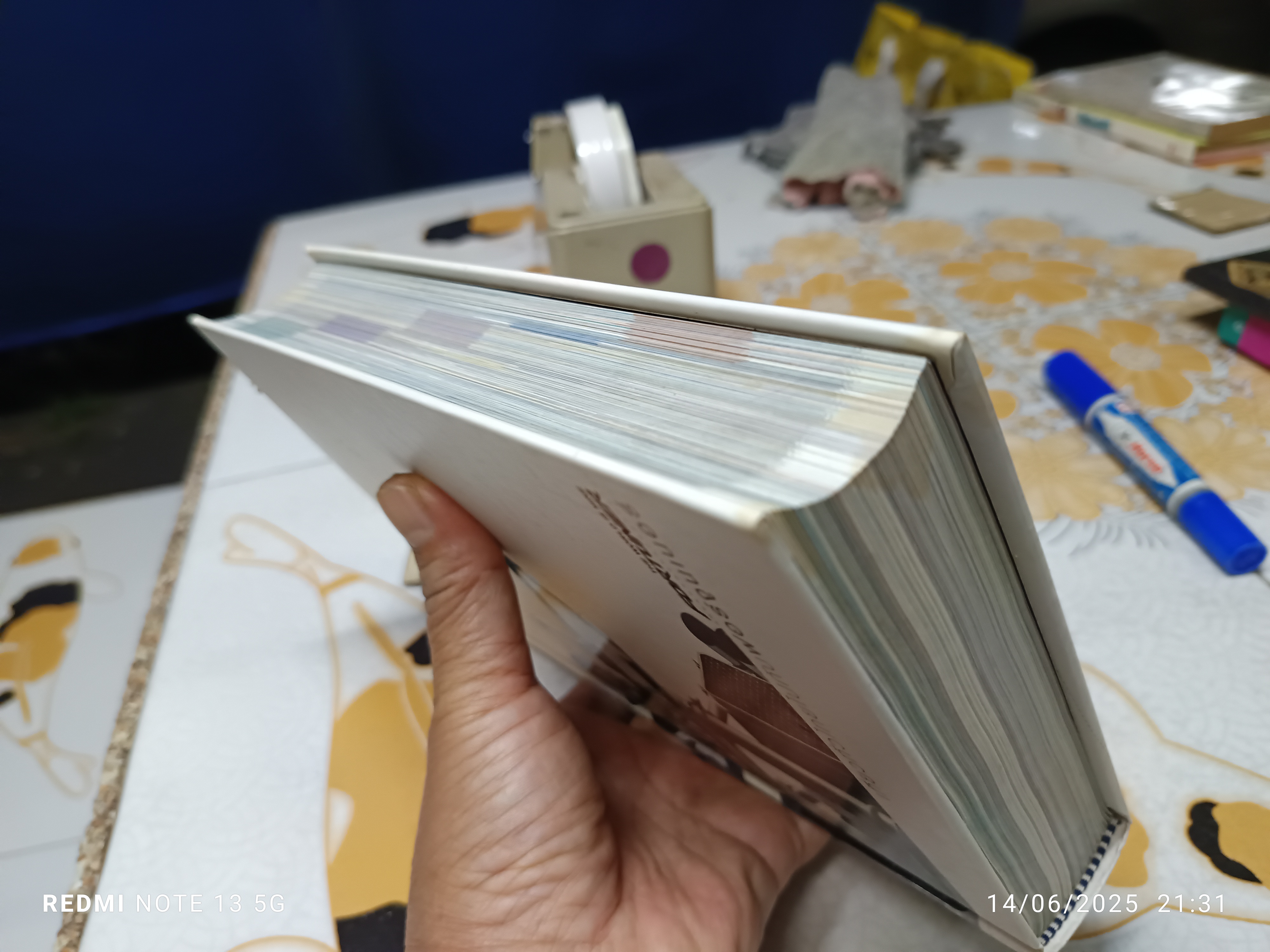 เที่ยวทั่วไทยไปกับฟอร์จูนเนอร์ ฉบับ 2 ภาษา ไทย-อังกฤษ (76 จังหวัด) **มีตำหนิ ที่สันหนังสือแหว่ง