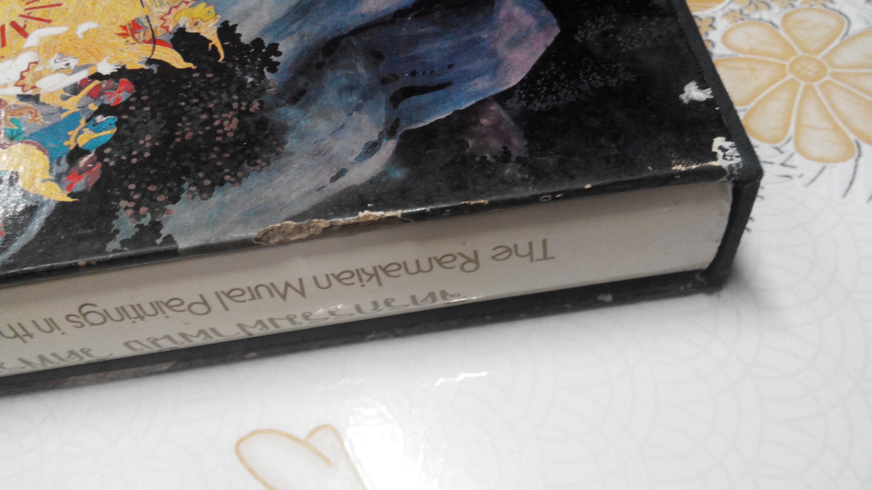 จิตรกรรมฝาผนังเรื่องรามเกียรติ์ รอบพระระเบียง วัดพระศรีรัตนศาสดาราม ( The Ramayana - Mural paintings along the galleries of the temple of The Emerald Budha ) หนังสือปกแข็ง มีใบหุ้มปก พร้อมกล่อง