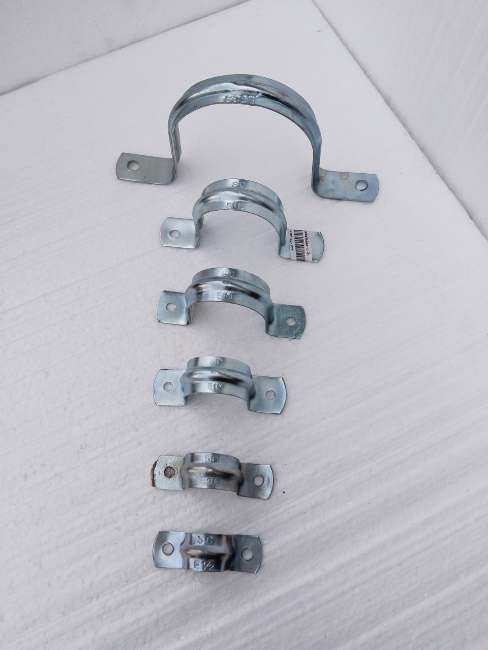 แคล้มโอห์ม แคล้มจับท่อบาง 2 ขา แคล้มเหล็กขาคู่ที่ใช้สำหรับ ยึดท่อบาง EMT เข้ากับเพดานหรือผนังของอาคาร ใช้ติดตั้งได้ทั้งภายในและภายนอกตัวอาคาร