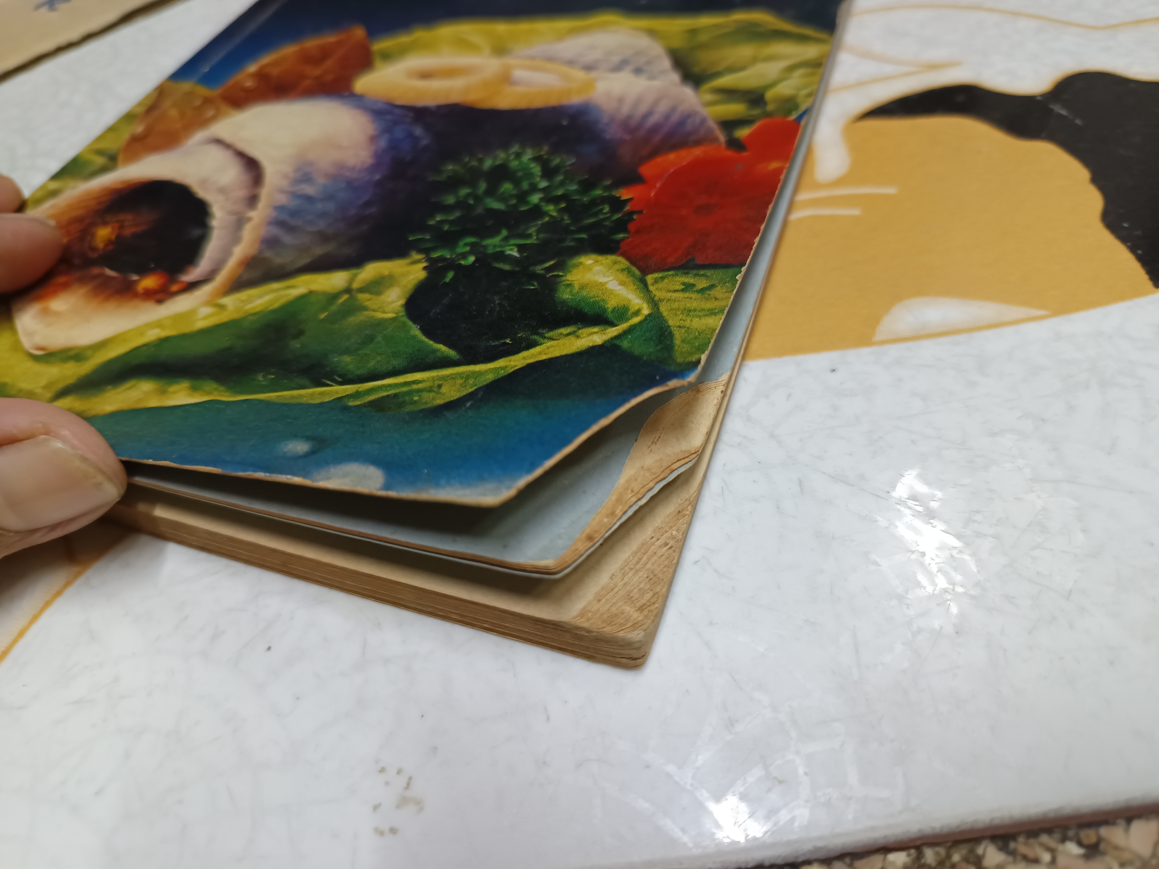 แม่บ้านเชิญชิม ตำราอาหาร จัดทำโดย มูลนิธิแม่บ้านอาสา พิมพ์ปี พ.ศ 2517 (ช่วงหลังเป็นตำราภาษาอังกฤษ) **สินค้าหมด**