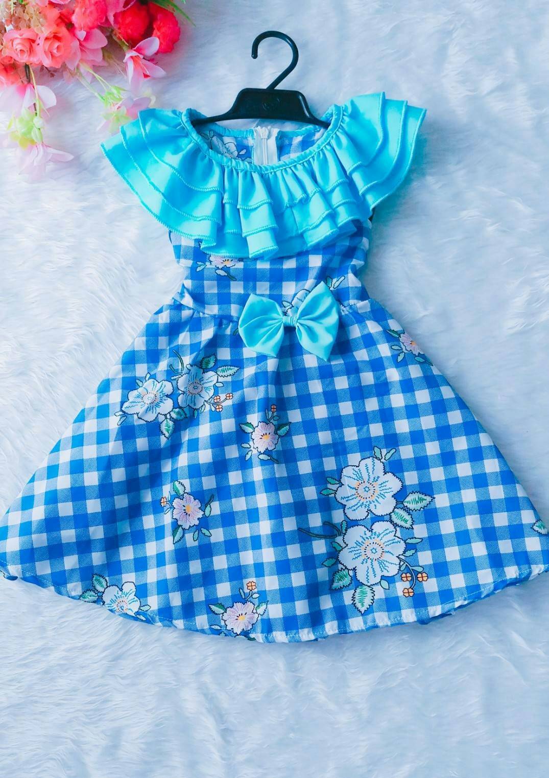 เดรสสาวน้อยน่ารัก แต่งระบายช่วงคอ