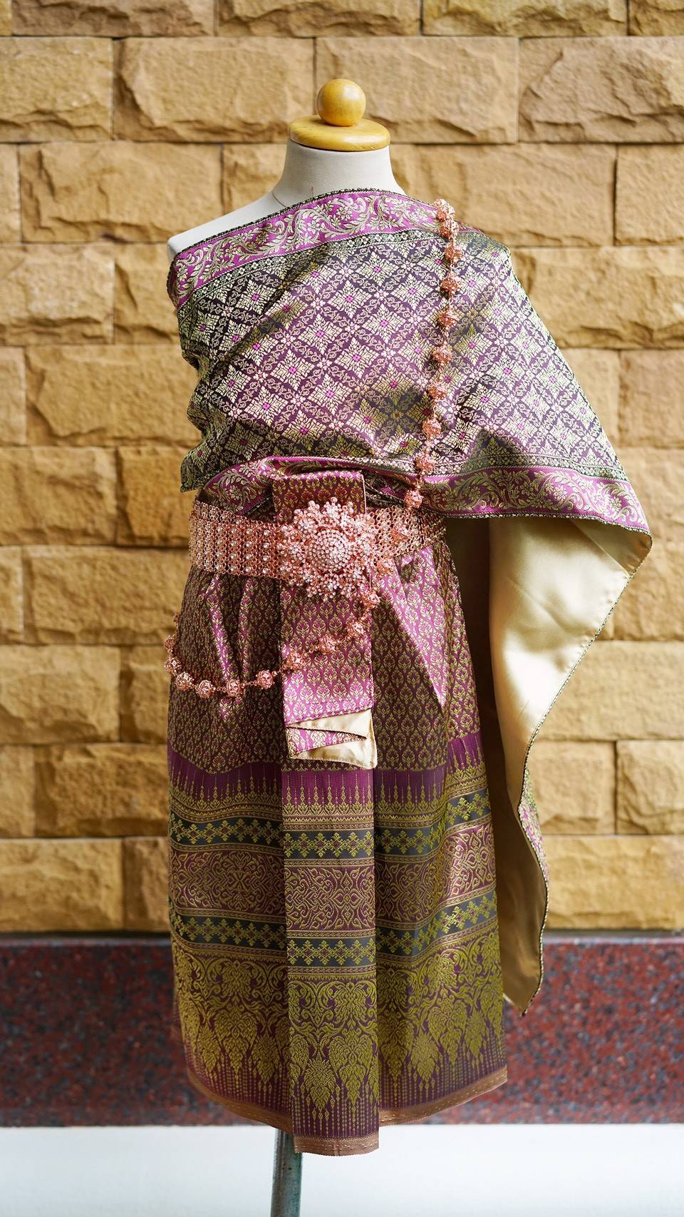 ชุดไทยเด็กหญิง สไบผ้าพิมทองพร้อมผ้าถุง