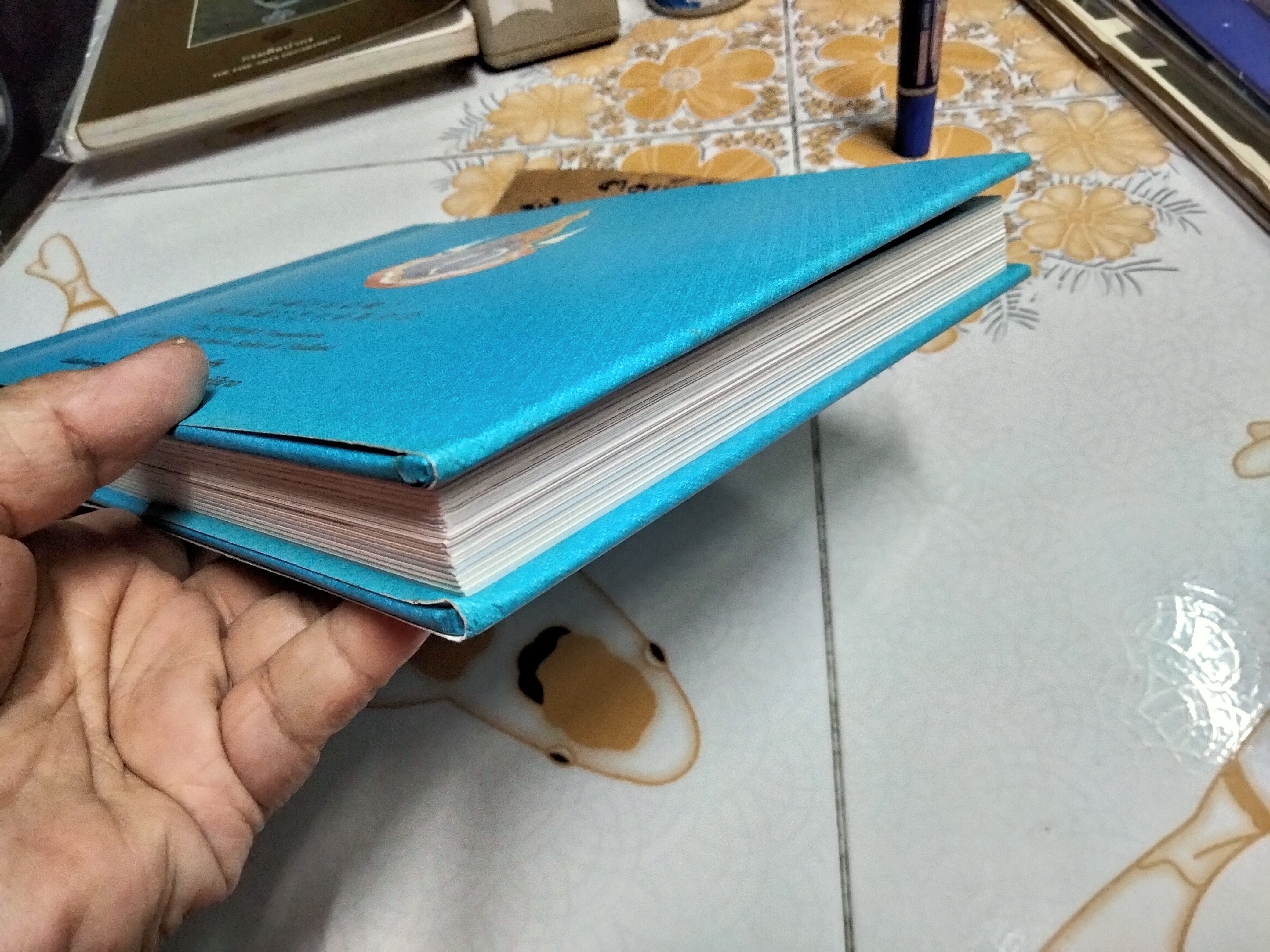 หนังสือ มูลนิธิส่งเสริมศิลปาชีพ ในสมเด็จพระนางเจ้าสิริกิติ์ พระบรมราชินีนาถ The Support Foundation of Her Majesty Queen Sirikit of Thailand พิมพ์ครั้งที่ 2/2548 (3 ภาษา ไทย อังกฤษ จีน)