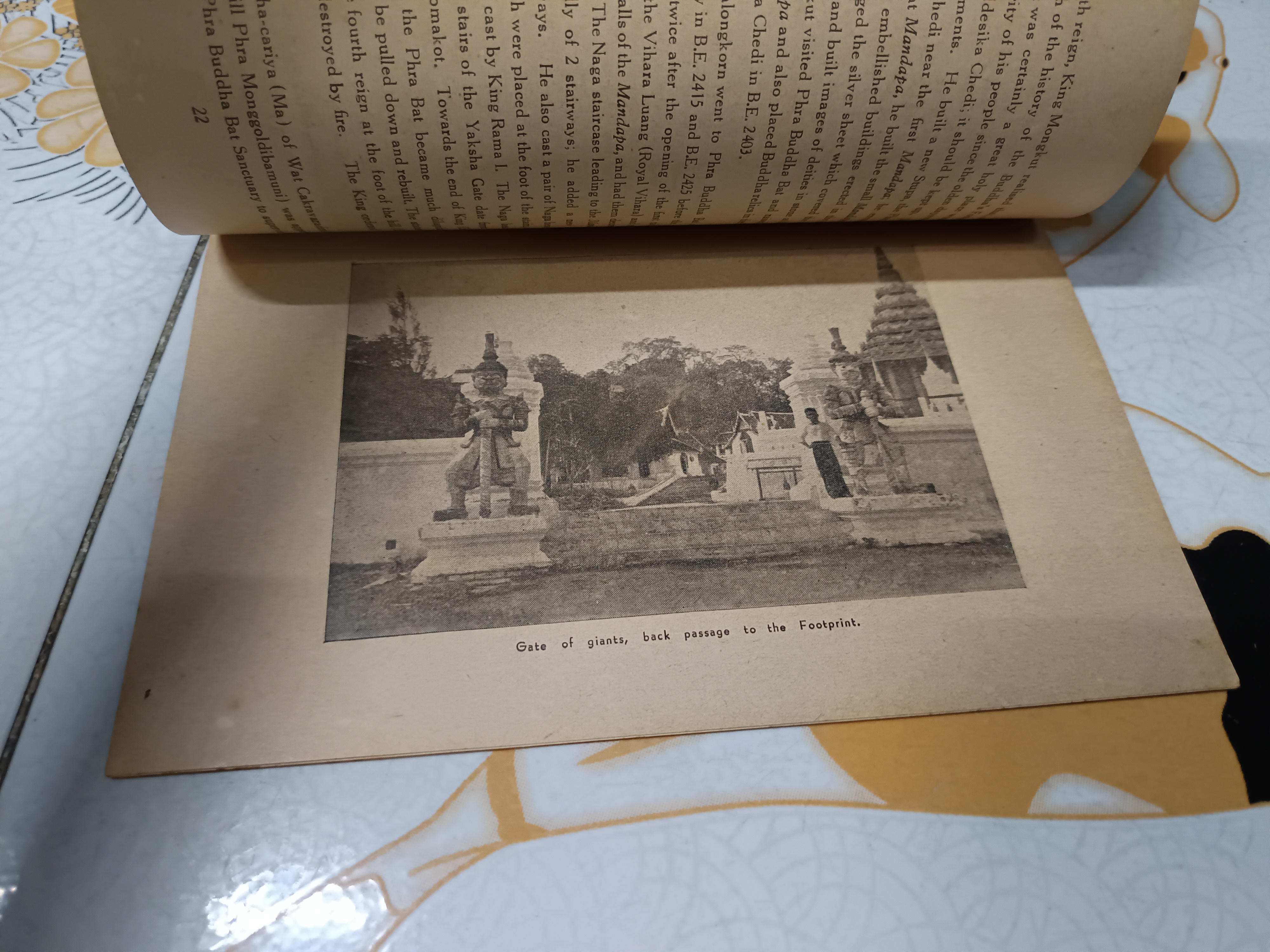 รอยพระพุทธบาท จังหวัดสระบุรี โดย หลวงบริบาลบุรีภัณฑ์ แปลโดย ดร. หลวงสุริยะพงษ์ ฉบับภาษาอังกฤษ