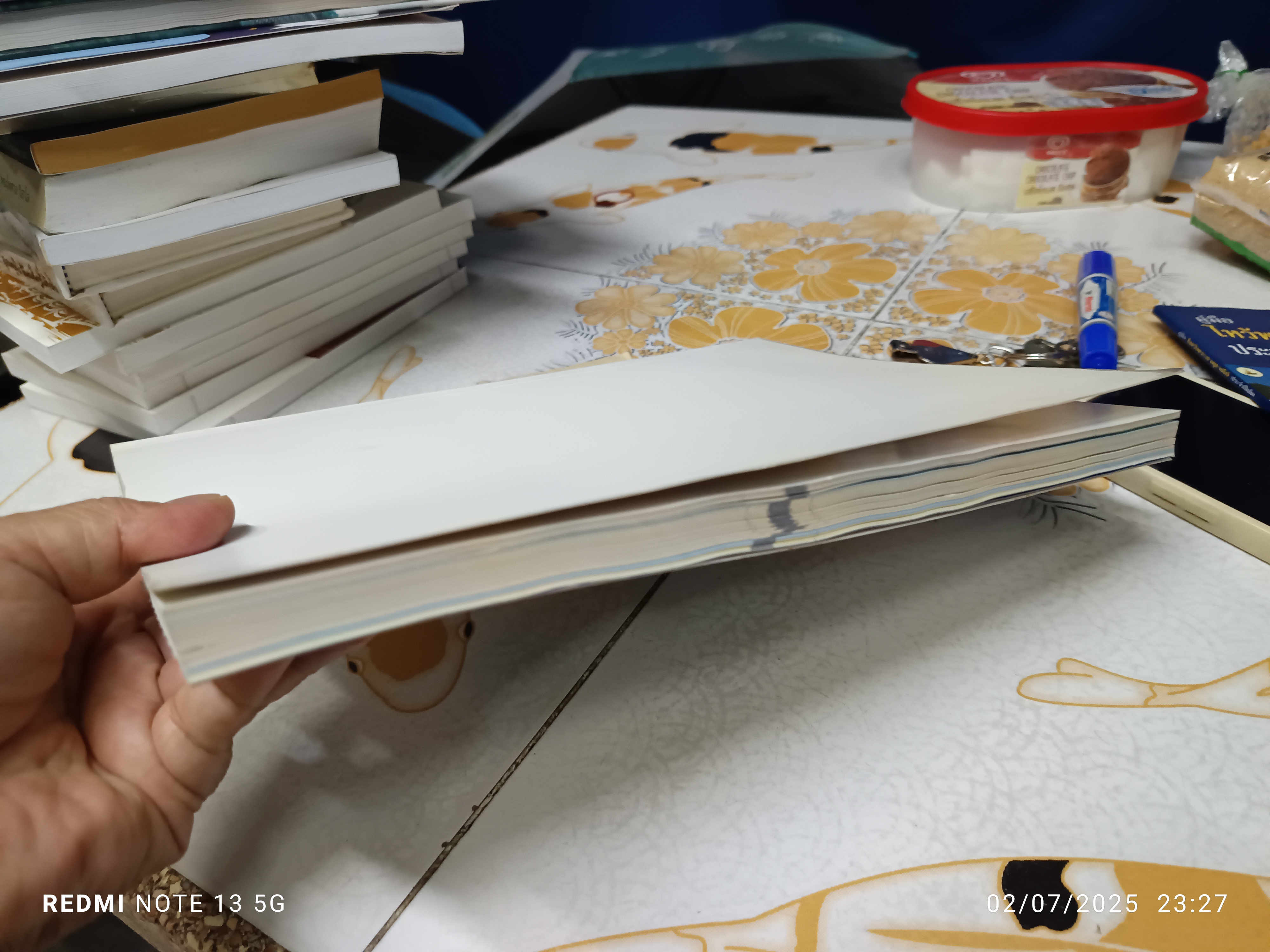 จดหมายเหตุเฉลิมพระเกียรติ 5 ทศวรรษ จัดทำโดยมูลนิธิ 5 ธันวามหาราช เนื่องในโอกาสครบรอบ 20 ปี การจัดงาน 5 ธันวามหาราช ในปี พ.ศ. 2539