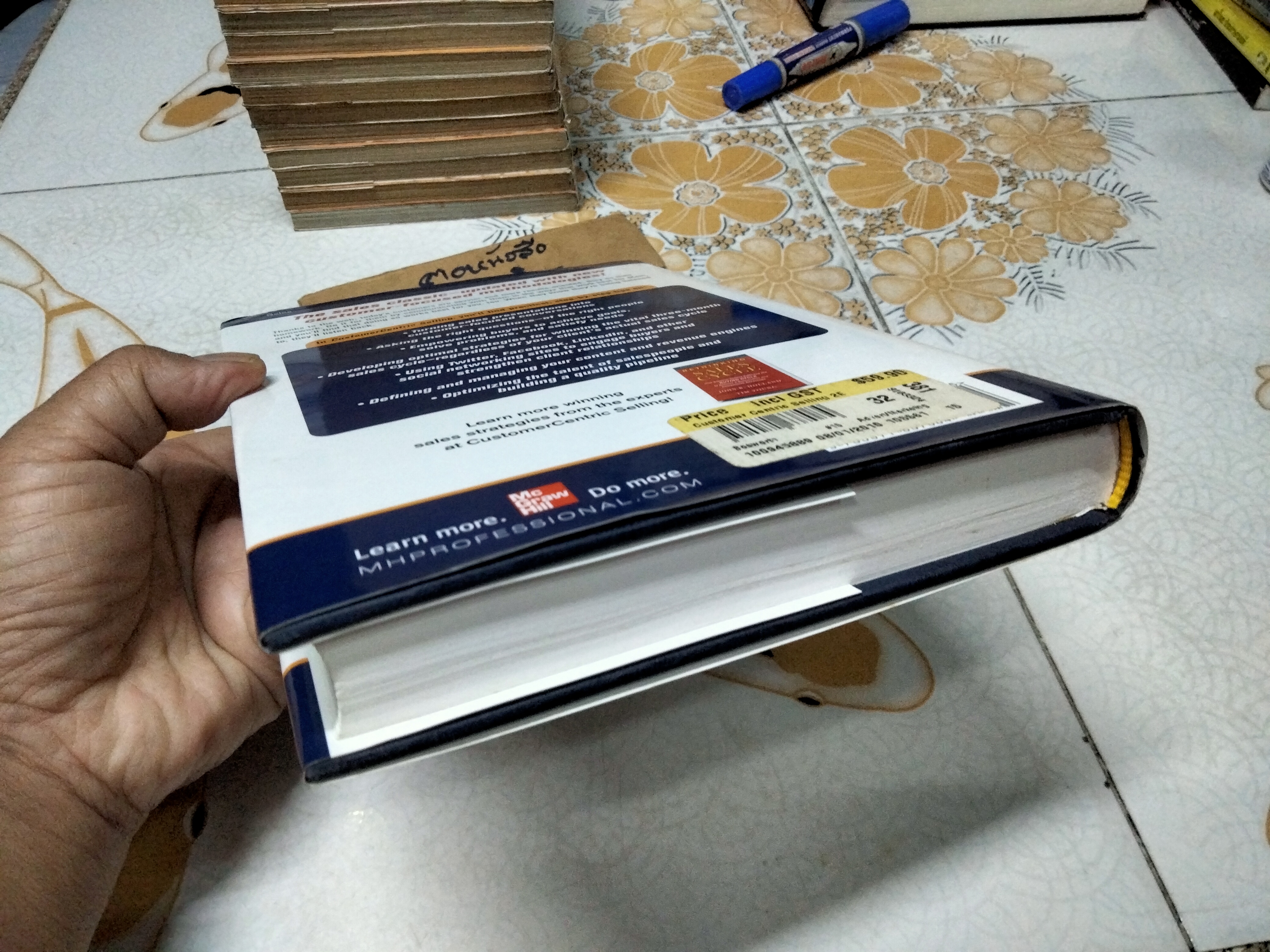 CUSTOMER CENTRIC SELLING : Second Edition (Fully Revised & Expanded)