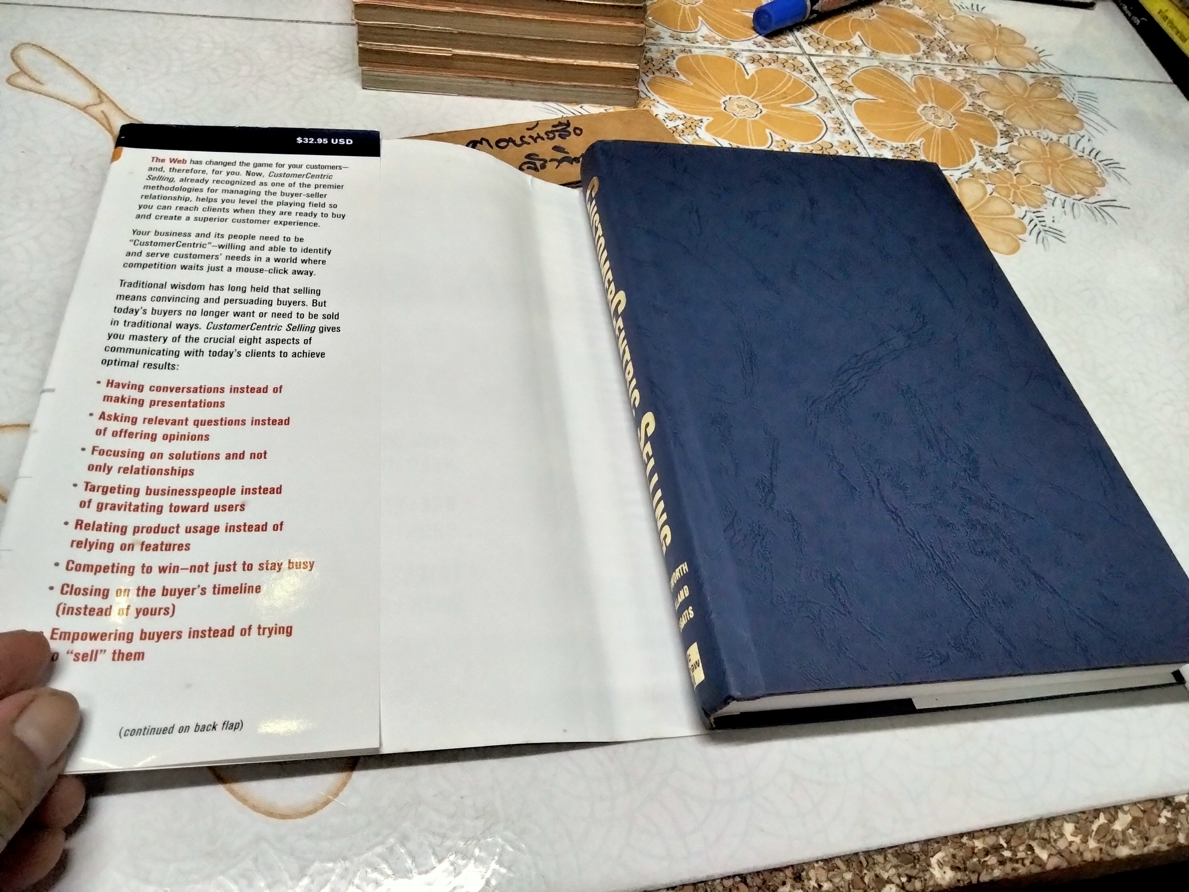 CUSTOMER CENTRIC SELLING : Second Edition (Fully Revised & Expanded)