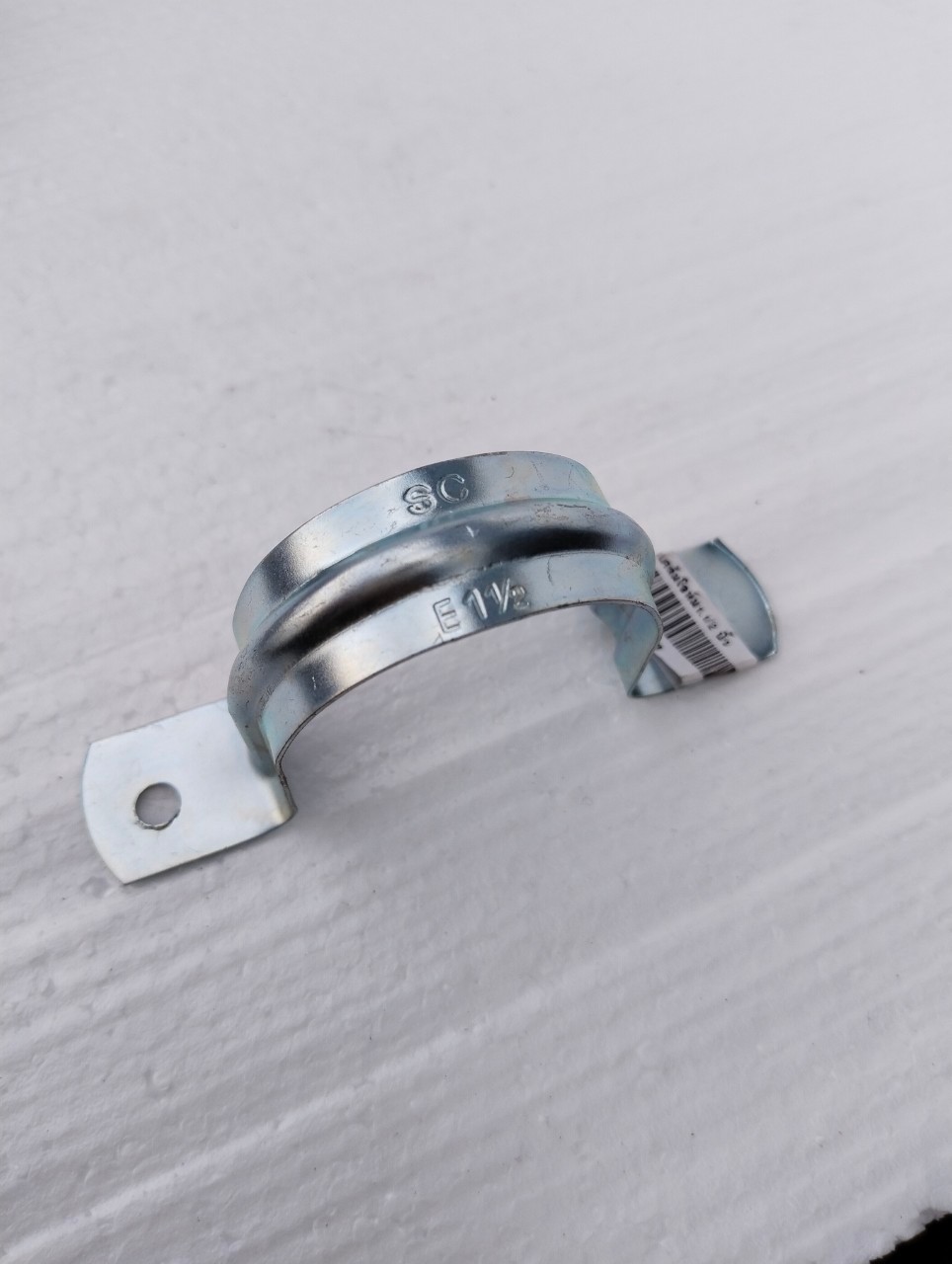 แคล้มโอห์ม แคล้มจับท่อบาง 2 ขา แคล้มเหล็กขาคู่ที่ใช้สำหรับ ยึดท่อบาง EMT เข้ากับเพดานหรือผนังของอาคาร ใช้ติดตั้งได้ทั้งภายในและภายนอกตัวอาคาร